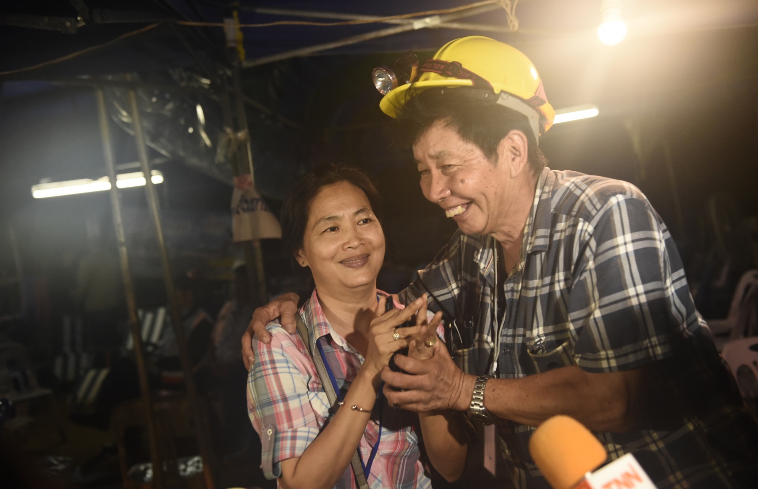 ތައިލެންޑުގެ ހޮހަޅައިގައި ތިބި ކުދިން ފެނުމާ އެކު އާއިލާތަކުން އުފާފާޅު ކުރަނީ. --ފޮޓޯ:އޭއެފްޕީ