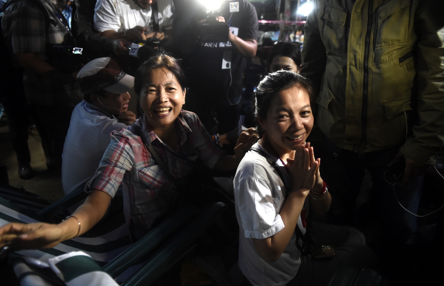 ތައިލެންޑުގެ ހޮހަޅައިގެ ތެރޭގައި ތާށިވި ކުދިން ދިރި ތިއްބާ ފެނުމާ އެކު އެ ކުދިންގެ އާއިލާތަކުން އުފާ ފާޅު ކުރަނީ. --ފޮޓޯ:އޭއެފްޕީ