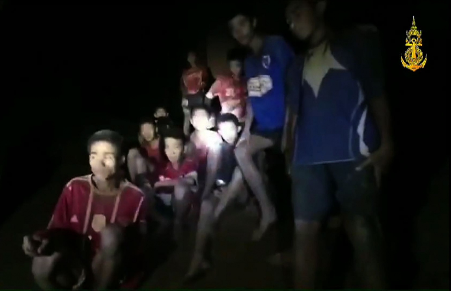 ތައިލެންޑުގެ ހޮހަޅައިގެ ތެރޭގައި ތާށިވި ކުދިން. --ފޮޓޯ:ތައި ރޯޔަލް އާމީ