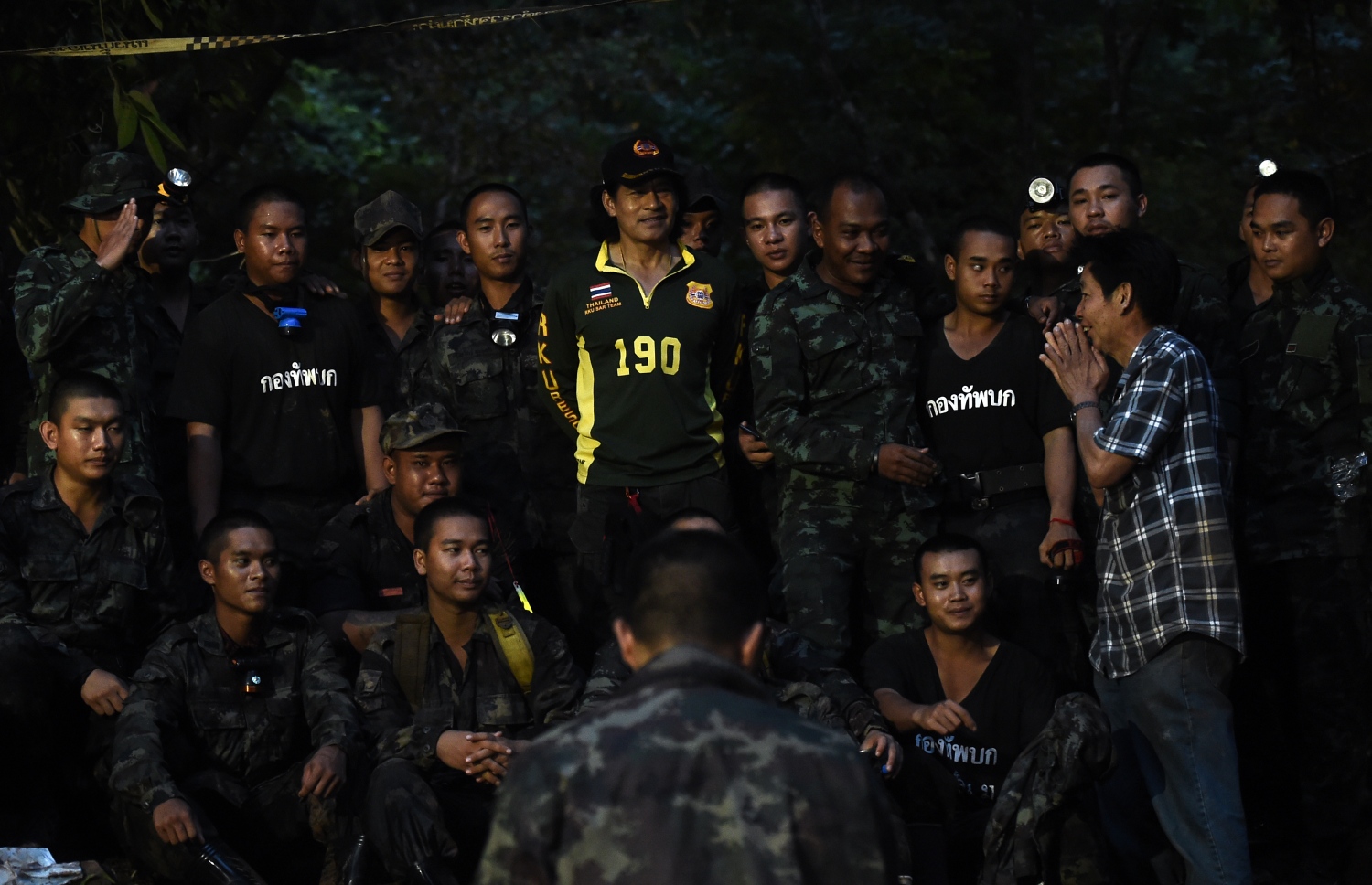 ތައިލެންޑުގެ ހޮހަޅައިގެ ތެރޭގައި ތާށިވި ކުދިންގެ އާއިލާތަކުން ސިފައިންނަށް ޝުކުރު އަދާކުރަނީ. --ފޮޓޯ:އޭއެފްޕީ