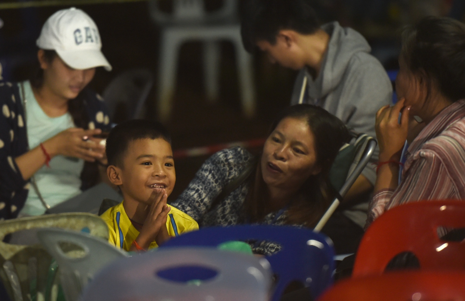 ތައިލެންޑުގެ ހޮހަޅައިގެ ތެރޭގައި ތާށިވި ކުދިން ދިރި ތިއްބާ ފެނުމާ އެކު އެ ކުދިންގެ އާއިލާތަކުން އުފާ ފާޅު ކުރަނީ. --ފޮޓޯ:އޭއެފްޕީ