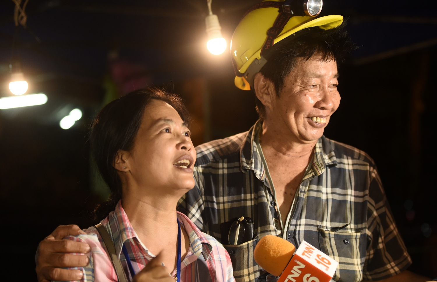 ތައިލެންޑުގެ ހޮހަޅައިގެ ތެރޭގައި ތިބި ކުދިން ހޯދުން