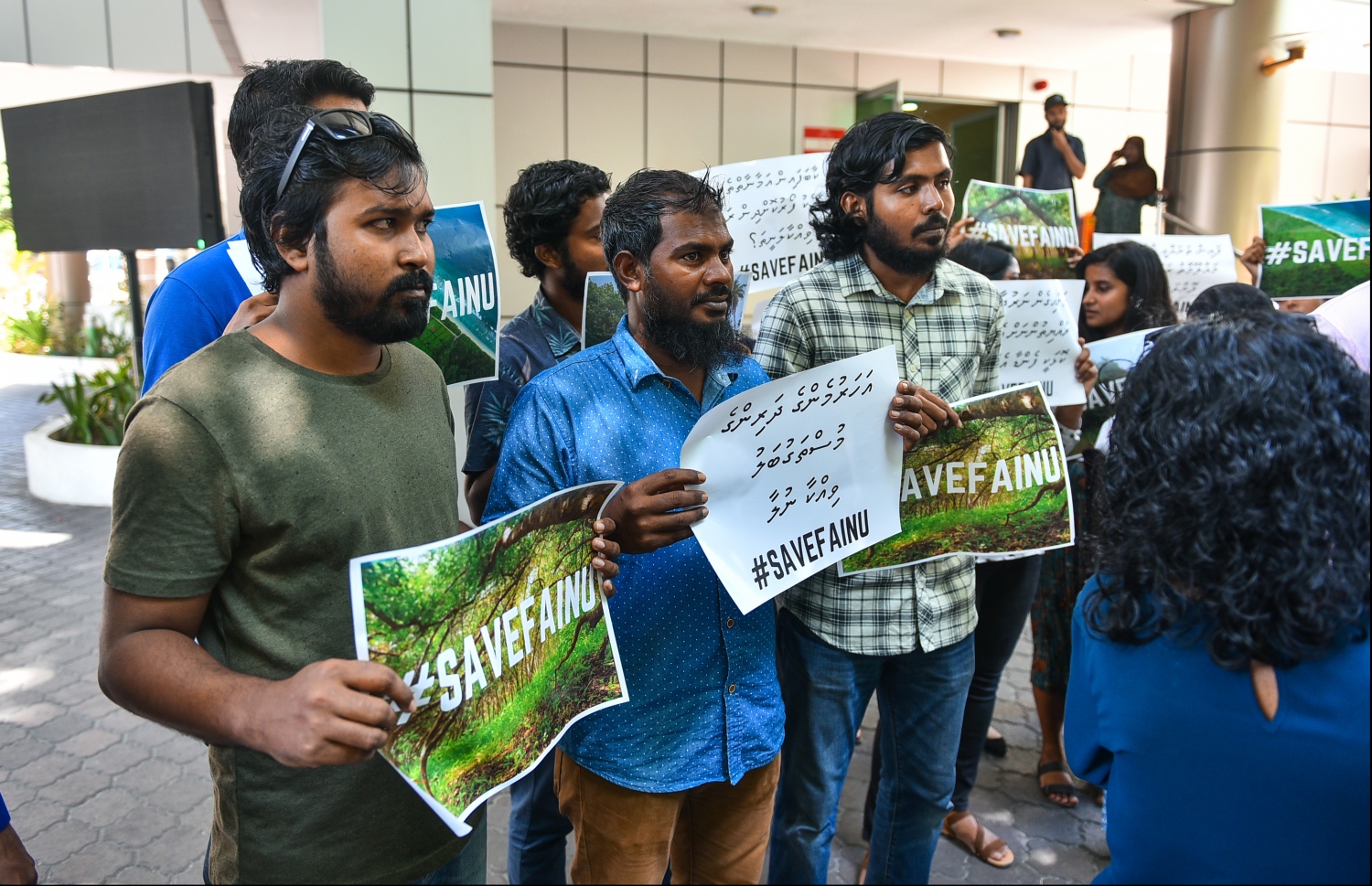 ފައިނުގެ އެއާޕޯޓު މަޝްރޫއާ ދެކޮޅަށް މީގެ ކުރިން ބޭއްވި އެއްވުމެއްގައި ބައިވެރިވި ބައެއް މީހުން.-- މިހާރު ފޮޓޯ