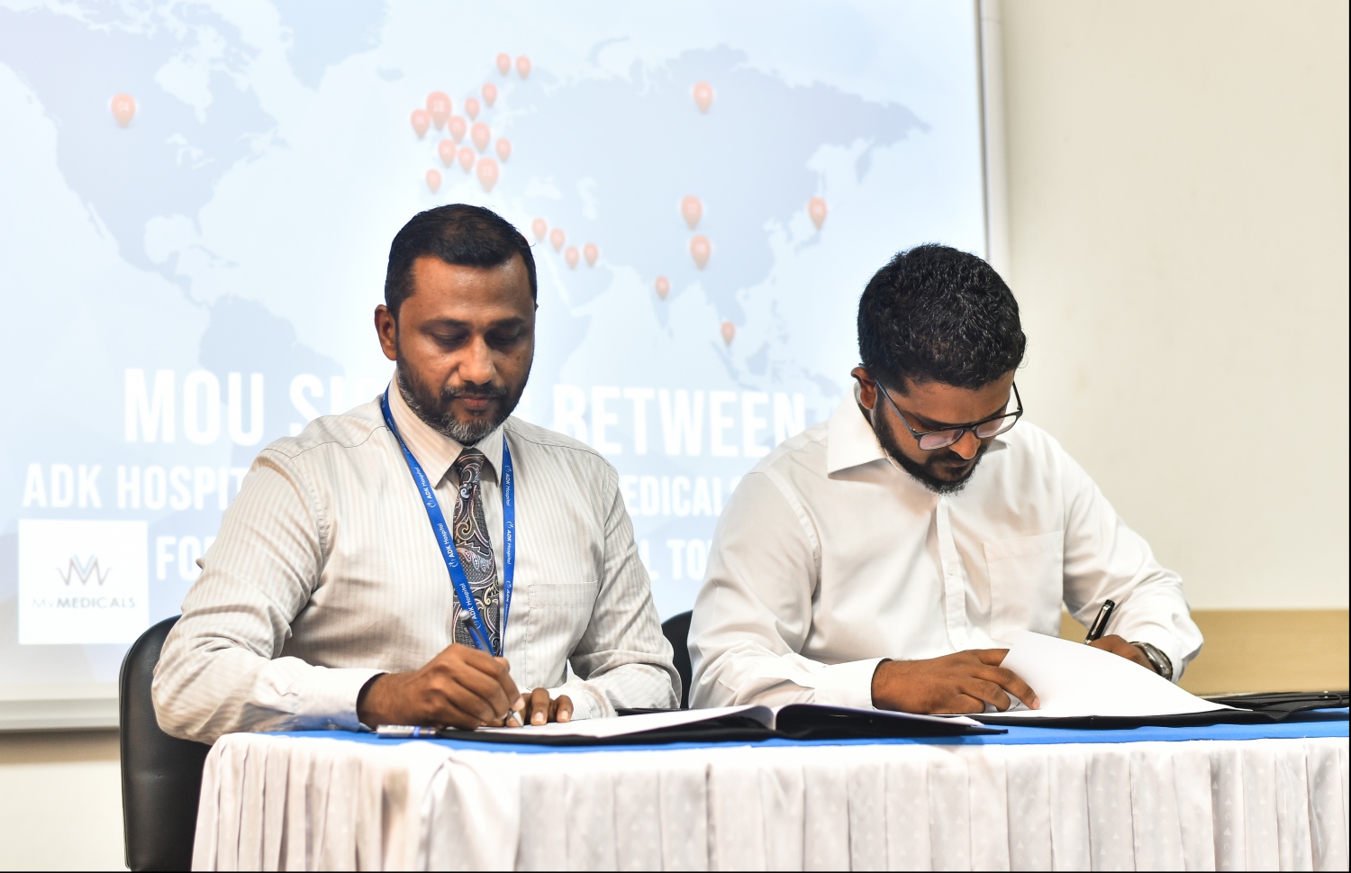 އޭޑީކޭގައި މިއަދު ބޭއްވި ރަސްމިއްޔާތުގައި އައްފާލް (ވ) އަދި ޖަލީލު.-- ފޮޓޯ: ހުސައިން ވަހީދު/މިހާރު