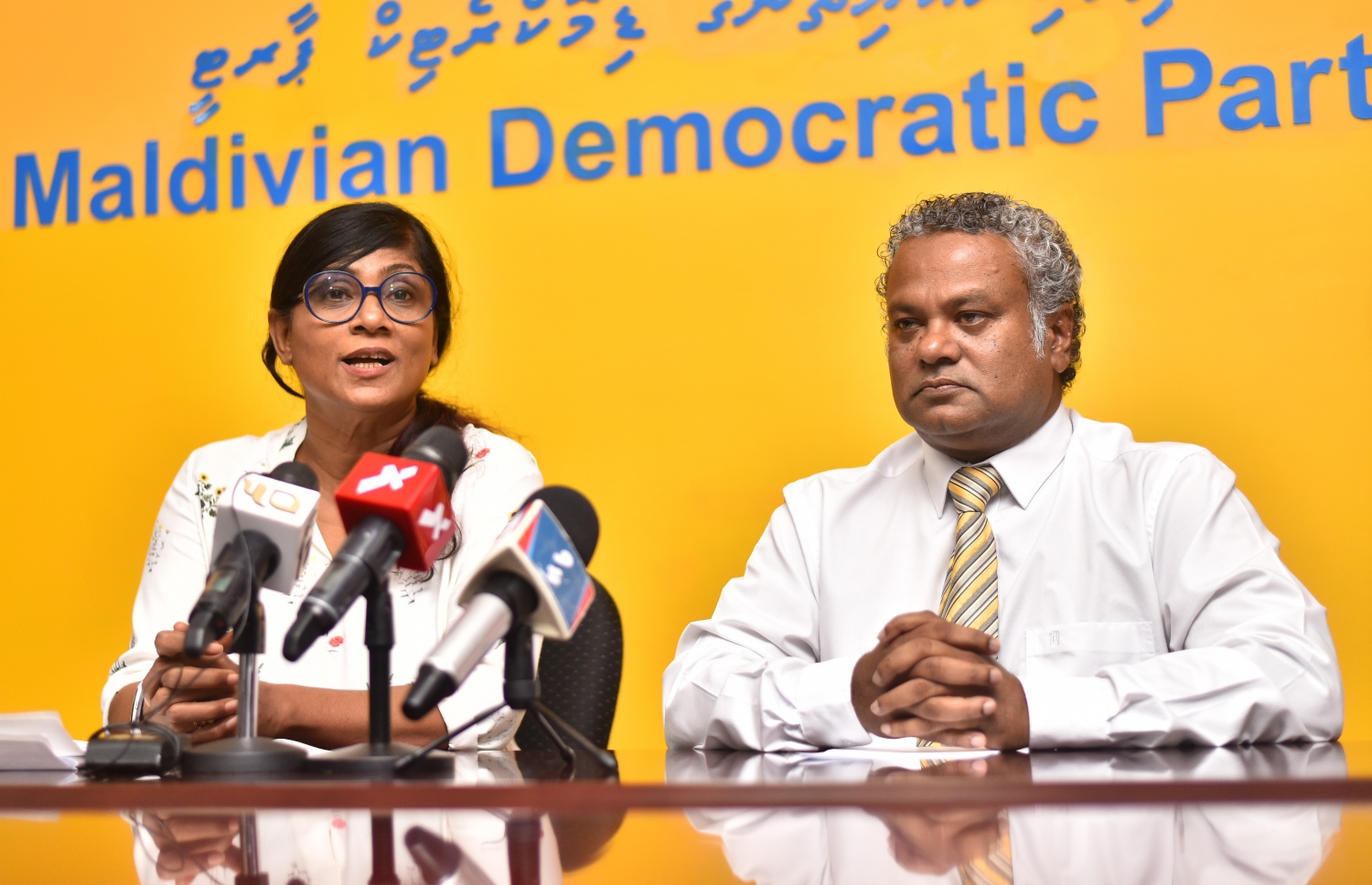 އެމްޑީޕީން ބޭއްވި ނޫސްވެރިންގެ ބައްދަލުވުމުގައި މާރިޔާ އާއި އެ ޕާޓީގެ ޗެއާޕާސަންގެ ނައިބު އަލީ ނިޔާޒް ވާހަކަ ދައްކަވަނީ. --ފޮޓޯ: އަހްމަދު ނިޝާތު/މިހާރު