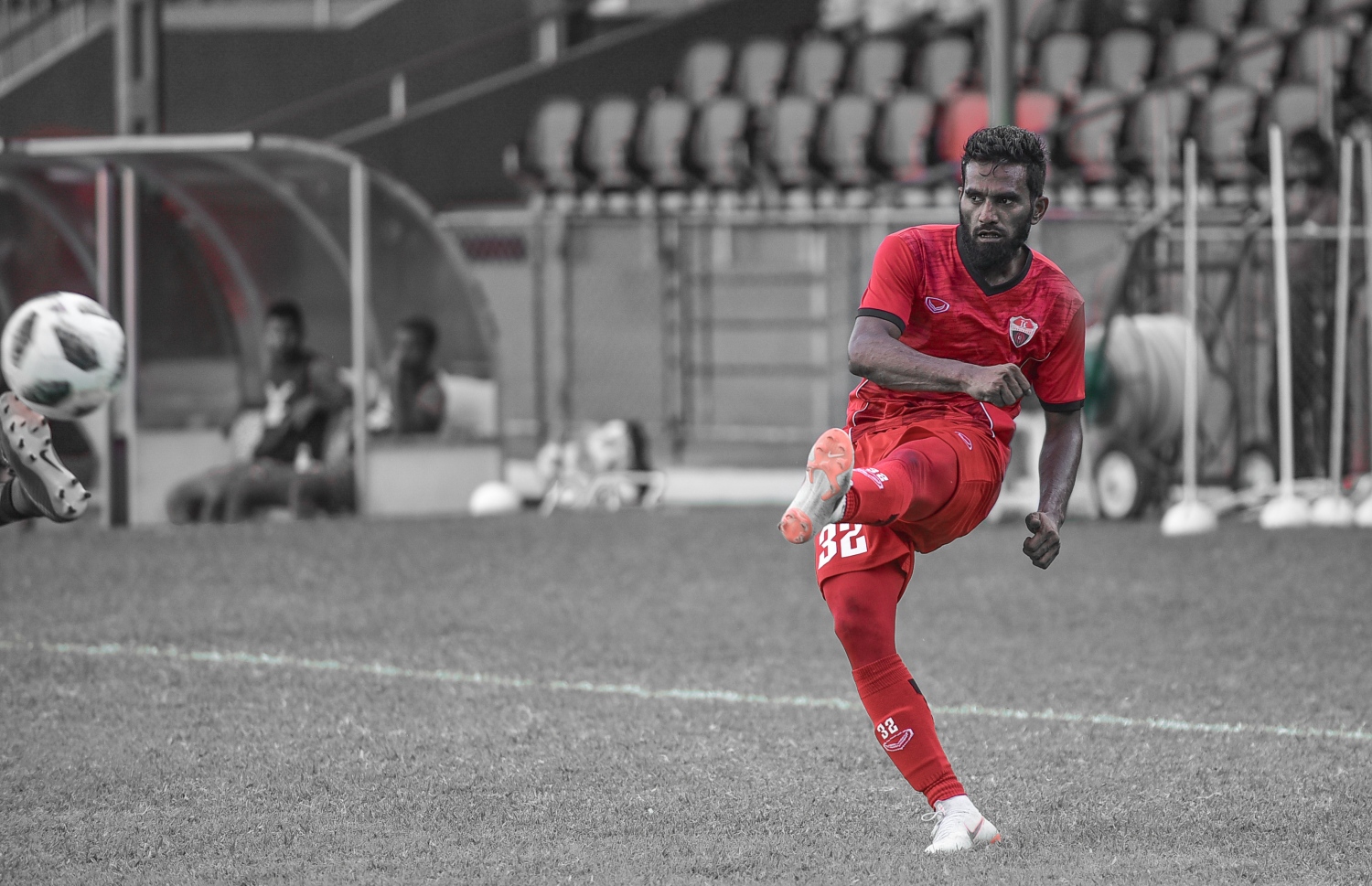 ލީގުގައި ކުޅުނު މެޗުގެ ތެރެއިން ދަގަނޑޭ ބޯޅަ ފޮނުވާލަނީ. -- ފޮޓޯ: ނިޝާން އަލީ/ މިހާރު