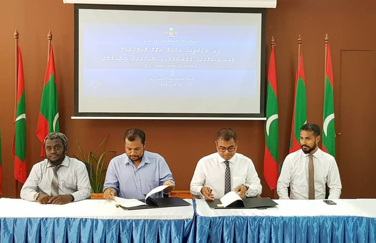 މަސައްކަތުގެ އެއްބަސްވުމެއްގައި ސޮއިކުރުމުގެ ރަސްމިއްޔާތެއްގައި، އެސްޖޭ ކޮންސްޓްރެކްޝަންގެ ޑިރެކްޓަރު ޝިހާދު އިބްރާހިމް (ވ) ބައިވެރިވެ ވަޑައިގަންނަވަނީ