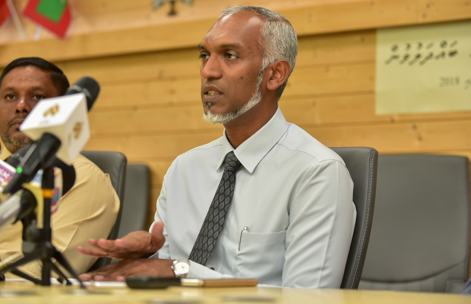 ހައުސިން މިނިސްޓްރީގައި ބޭއްވި ނިއުސް ކޮންފަރެންސްގައި މިނިސްޓަރު މުއިއްޒު ވާހަކަ ދައްކަވަނީ. --ފޮޓޯ/އަހްމަދު ނިޝާތު