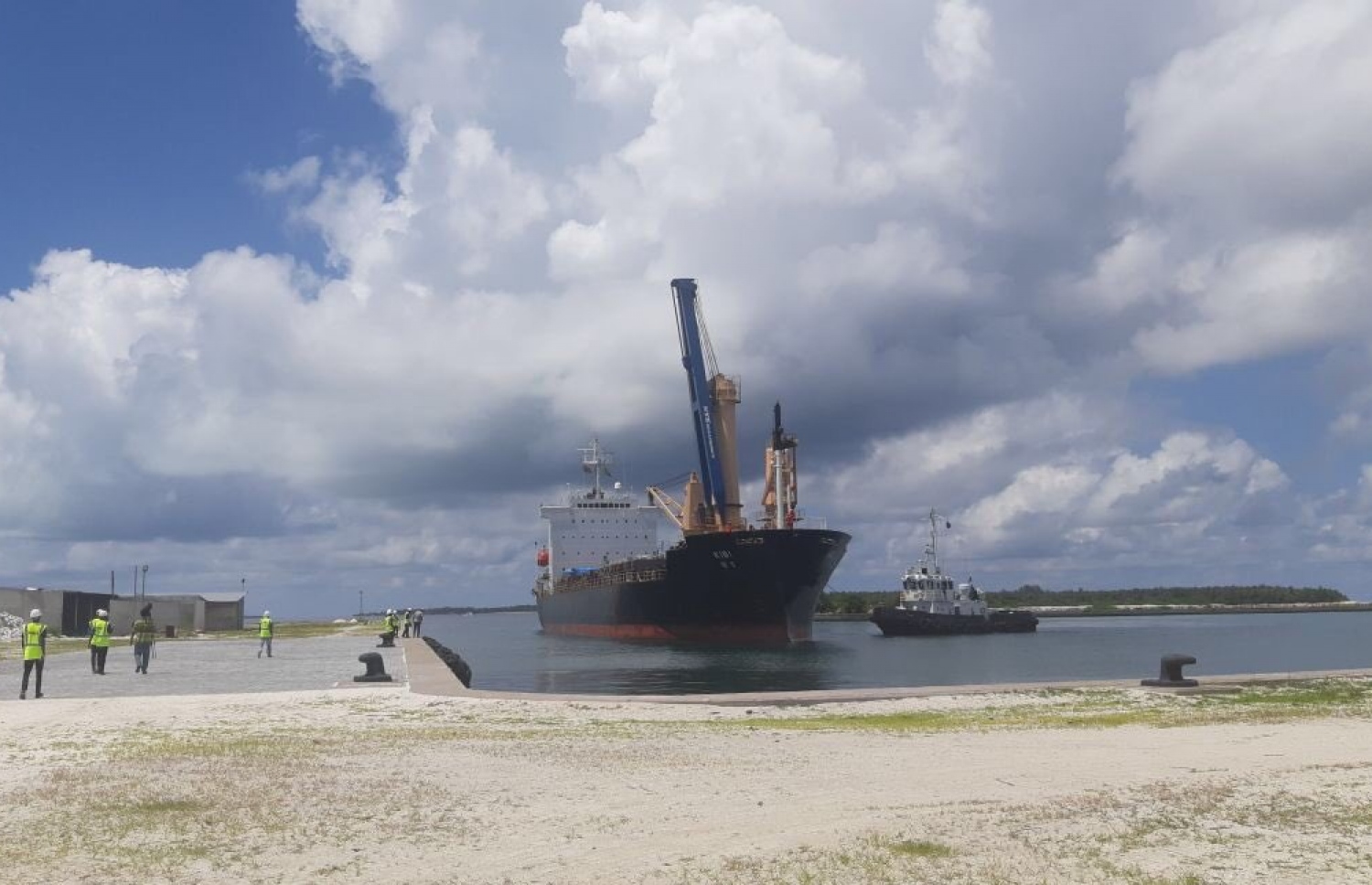 މާމިގިލީ ވިޔަފާރި ބަނދަރަށް ބަނަދަރުކުރި ފުރަތަމަ ބޯޓު.--ފޮޓޯ: އެމްޕީއެލް