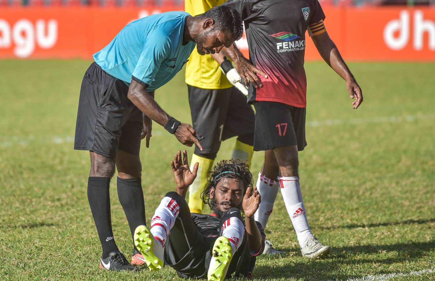 މިދިޔަ ސީޒަނުގެ މެޗެއްގެ ތެރެއިން ރާއްޖޭގެ ރެފްރީ ޖާވިޒް.-- ފޮޓޯ: ނިޝާން އަލީ/ މިހާރު