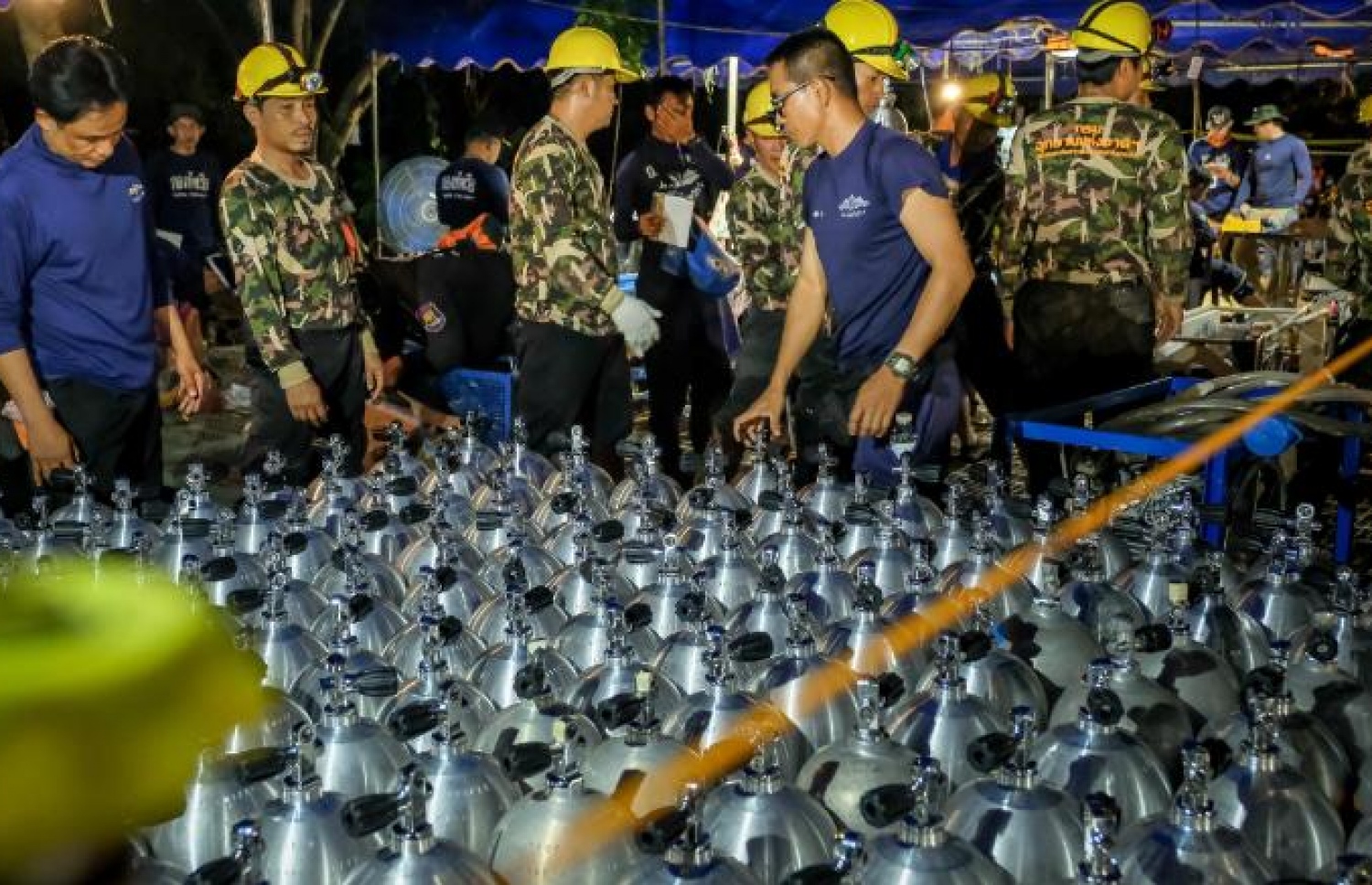 ތައި ނޭވީ ސީލުން ދަނީ ހޮހަޅައިގައި ތިބި ކުދިންނަށް އޮކްސިޖަން ފުޅިތައް ފޯރުކޮށް ދެމުން. --ފޮޓޯ:ސީއެންއެން