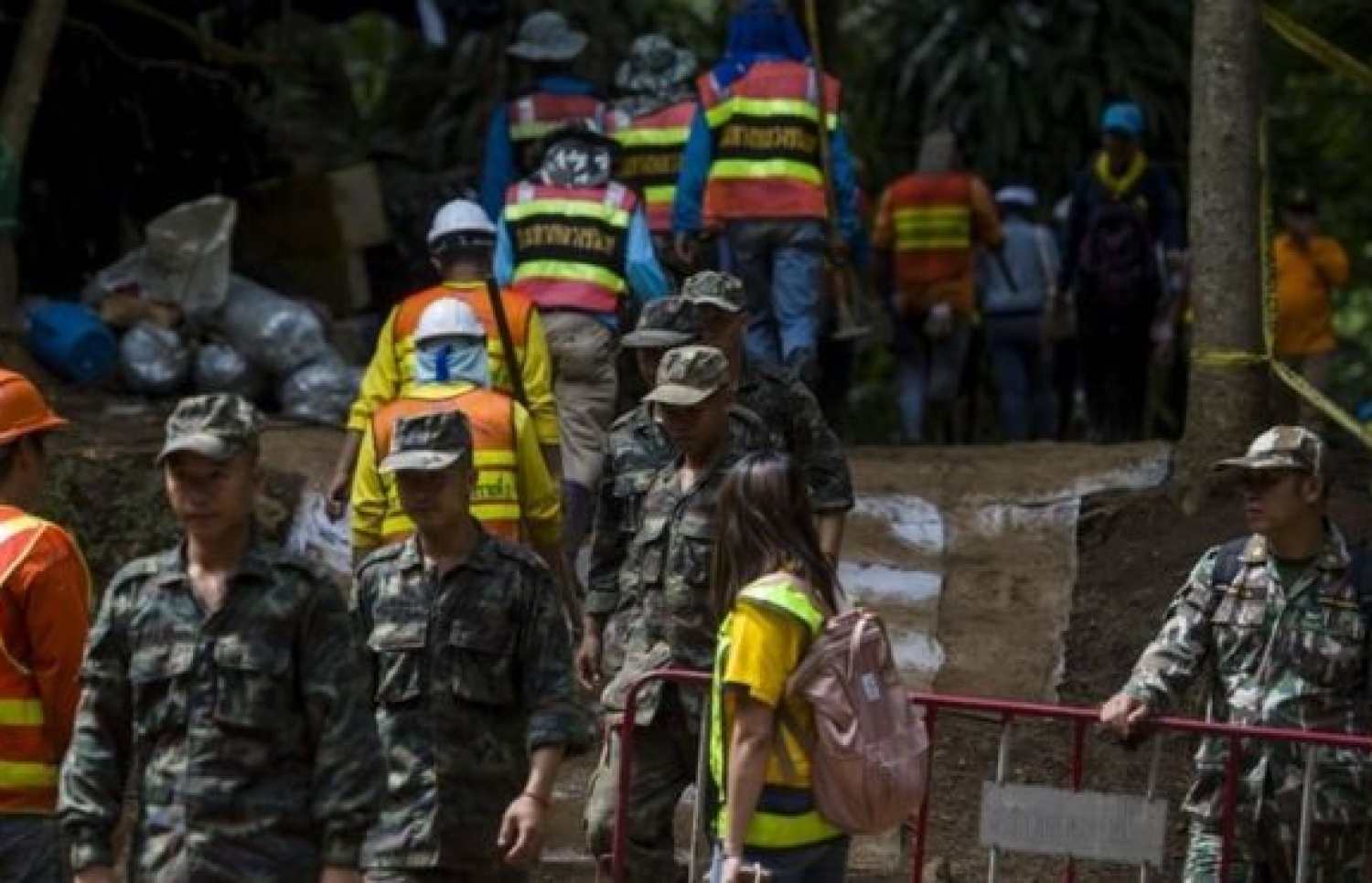 ހޮހަޅައިގައި ތިބި ކުދިންނަށް އެހީ ފޯރުކޮށްދިނުމުގެ މަސައްކަތް ތައި ނޭވީ ސީލުން ދަނީ ހުއްޓުމެއް ނެތި ކުރަމުން. --ފޮޓޯ: އޭއެފްޕީ