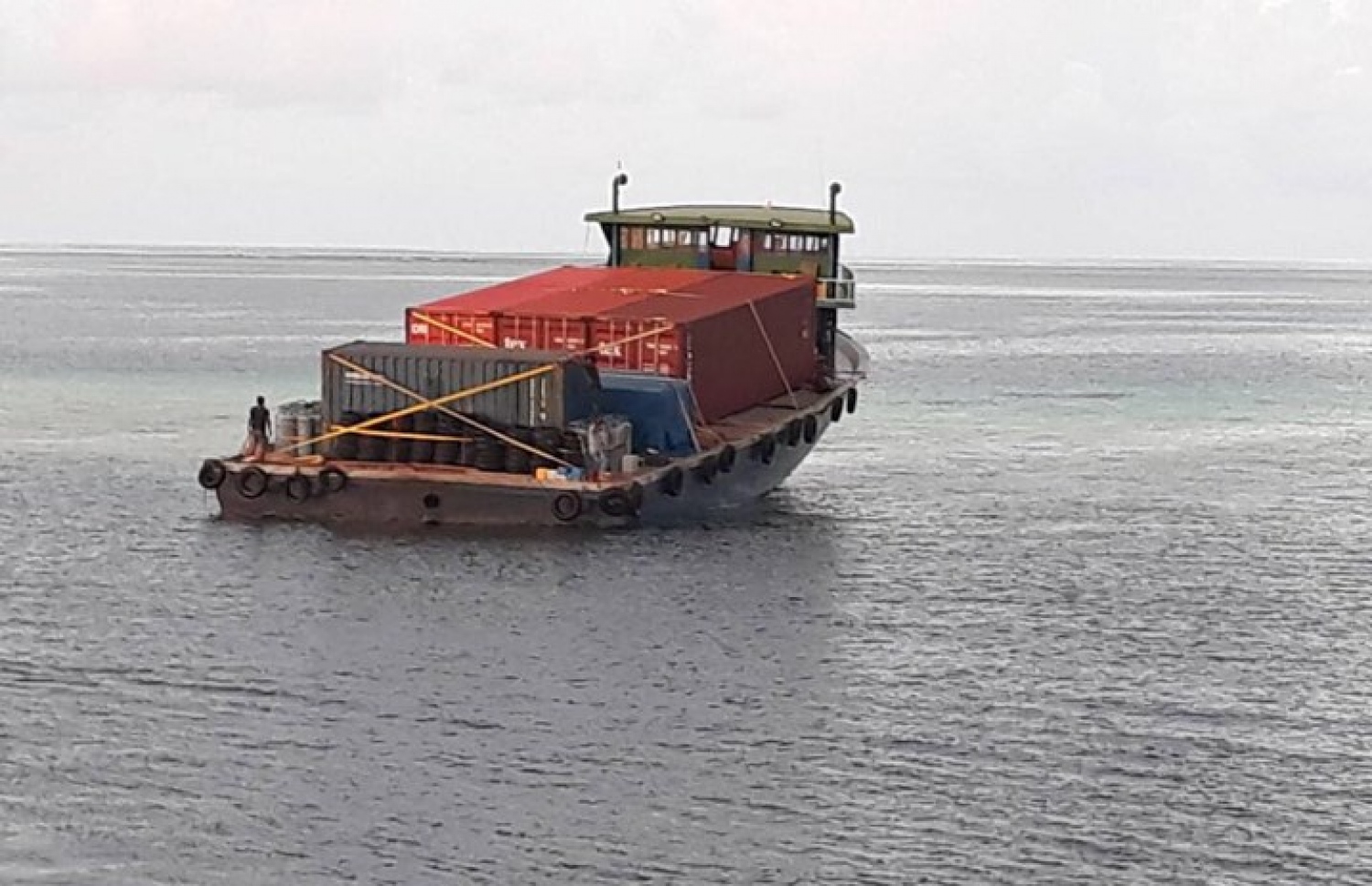 މ. އަތޮޅުގެ ފަރަކަށް އެރި ދެ ދޯނީގެ ތެރެއިން އެއް ދޯނި.