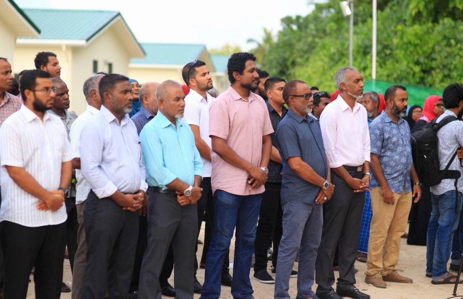 ފޮނަދޫ މަގު ހެދުމުގެ މަސައްކަތް ރަސްމީކޮށް ފެށުމަށް އެ ރަށުގައި ބޭއްވި ރަސްމިއްޔާތުގައި މުއިއްޒު (ކ-2) އާއި ފޮނަދޫ ރައްޔިތުން ބައިވެރިވަނީ. - ފޮޓޯ: ހައުސިން މިނިސްޓްރީ