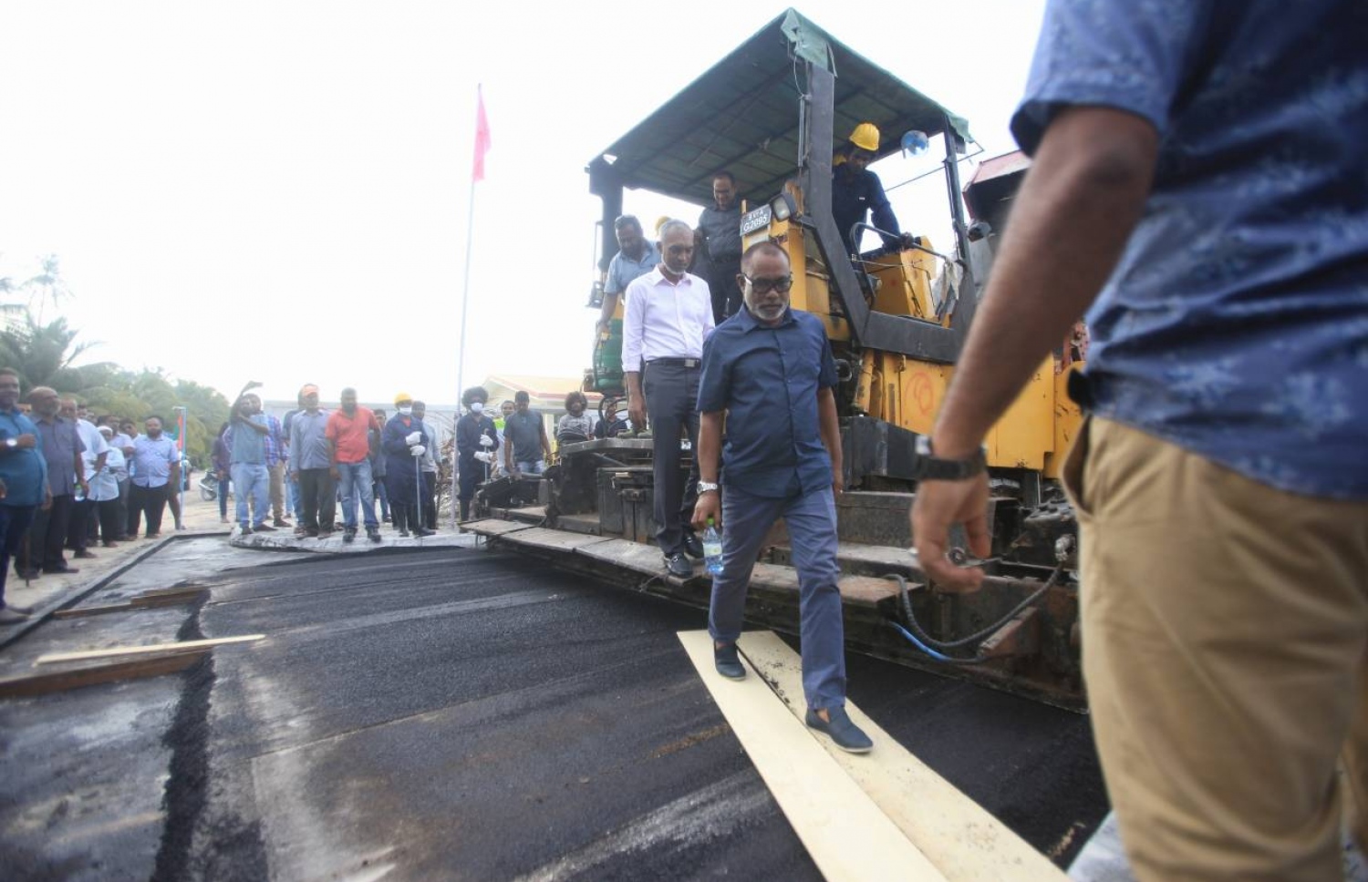 ފޮނަދޫ މަގުތަކުގައި ތާރު އެޅުމުގެ މަސައްކަތް ރަސްމީކޮށް އިފްތިތާހުކޮށް ދެއްވުމަށް ފަހު، އަބްދުއްރަހީމާއި މިނިސްޓަރު މުއިއްޒު ވެހިކަލުން ފައިބައިވަޑައިގަންނަވަނީ. - ފޮޓޯ: ހައުސިން މިނިސްޓްރީ