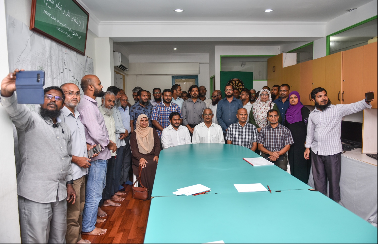 އަދާލަތު ޕާޓީގެ ދައުވަތަކަށް އެ ޕާޓީގެ އިސް ބޭފުޅުންނާ އެކު، އިބޫ މިރޭ ބޭއްވި ބައްދަލުވުމަށް ފަހު، ގުރޫޕް ފޮޓޯއެއް ނަންގަވަނީ.---ފޮޓޯ: ހުސެއިން ވަހީދު/މިހާރު