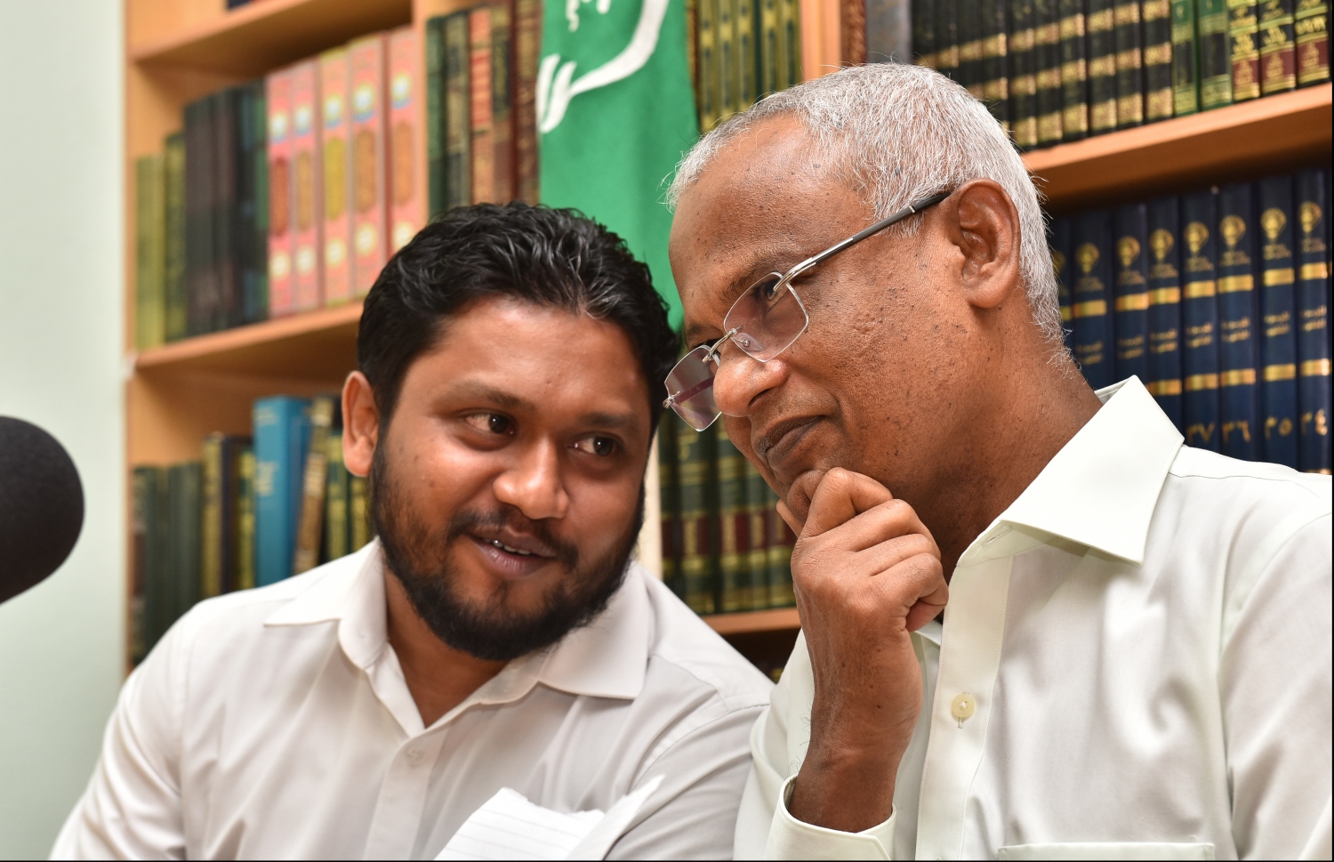 އަދާލަތު ޕާޓީގެ އޮފީހުގައި މިދިޔަ ޖުލައި މަހު ބޭއްވި ނިއުސް ކޮންފަރެންސްގައި އޭރު އިދިކޮޅު ކެންޑިޑޭޓް އަދި މިހާރު އިންތިޚާބީ ރައީސް އިބޫ (ކ) އާއި އަދާލަތު ޕާޓީގެ ނައިބު ރައީސް އަލީ ޒާހިރު މަޝްވަރާ ކުރައްވަނީ.---ފޮޓޯ: ހުސައިން ވަހީދު/މިހާރު