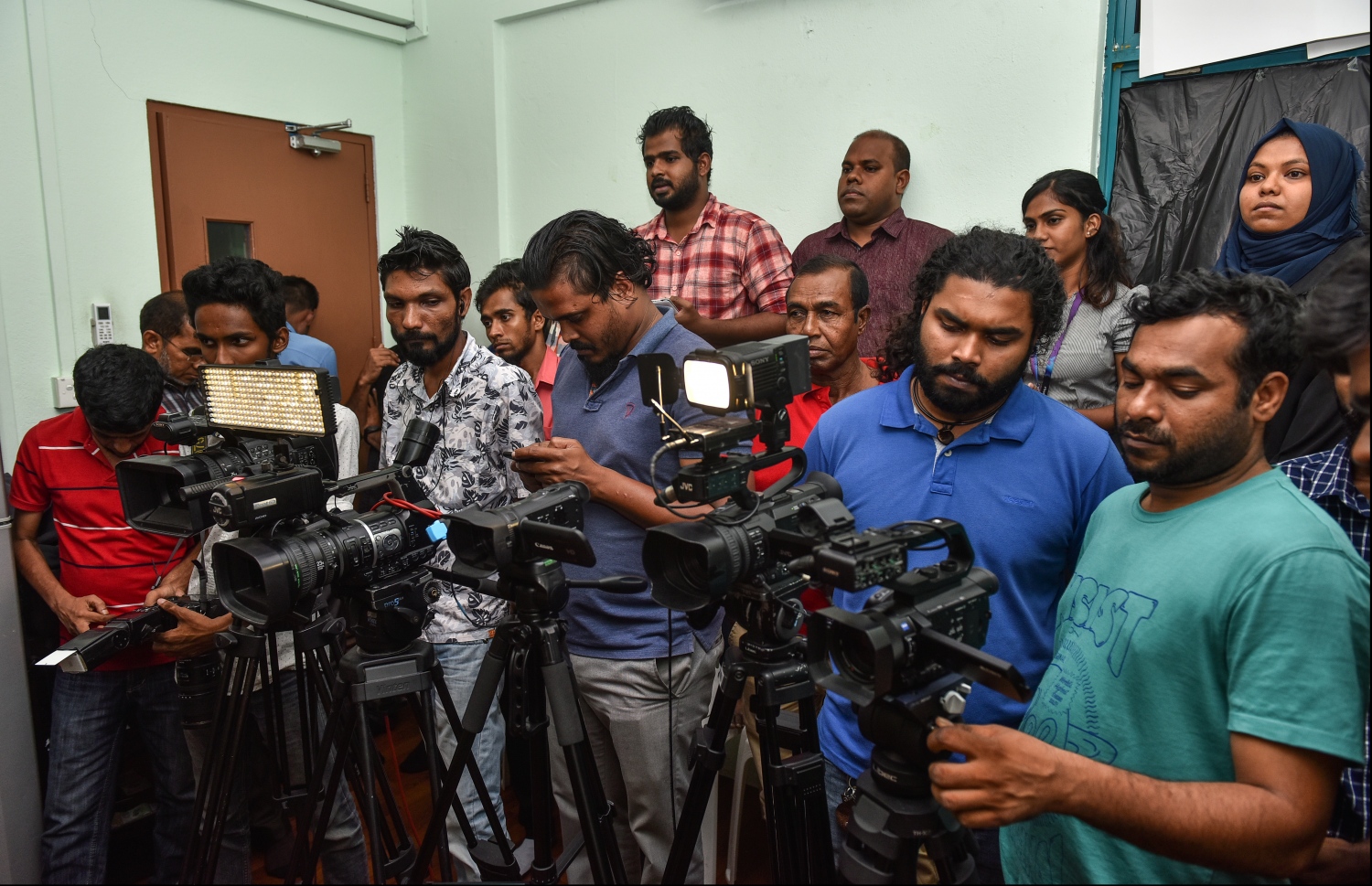 އިބޫ އާއި އަލީ ޒާހިރު މިރޭ ބޭއްވި ނިއުސް ކޮންފަރެންސް ކަވަރު ކުރި ބައެއް މީޑިއާތައް: ހުރިހާ ނޫސްވެރިން ވެސް ސުވާލު އަމާޒު ކުރީ ރަނިން މޭޓުގެ މައްސަލާގައި.---ފޮޓޯ: ހުސެއިން ވަހީދު/މިހާރު