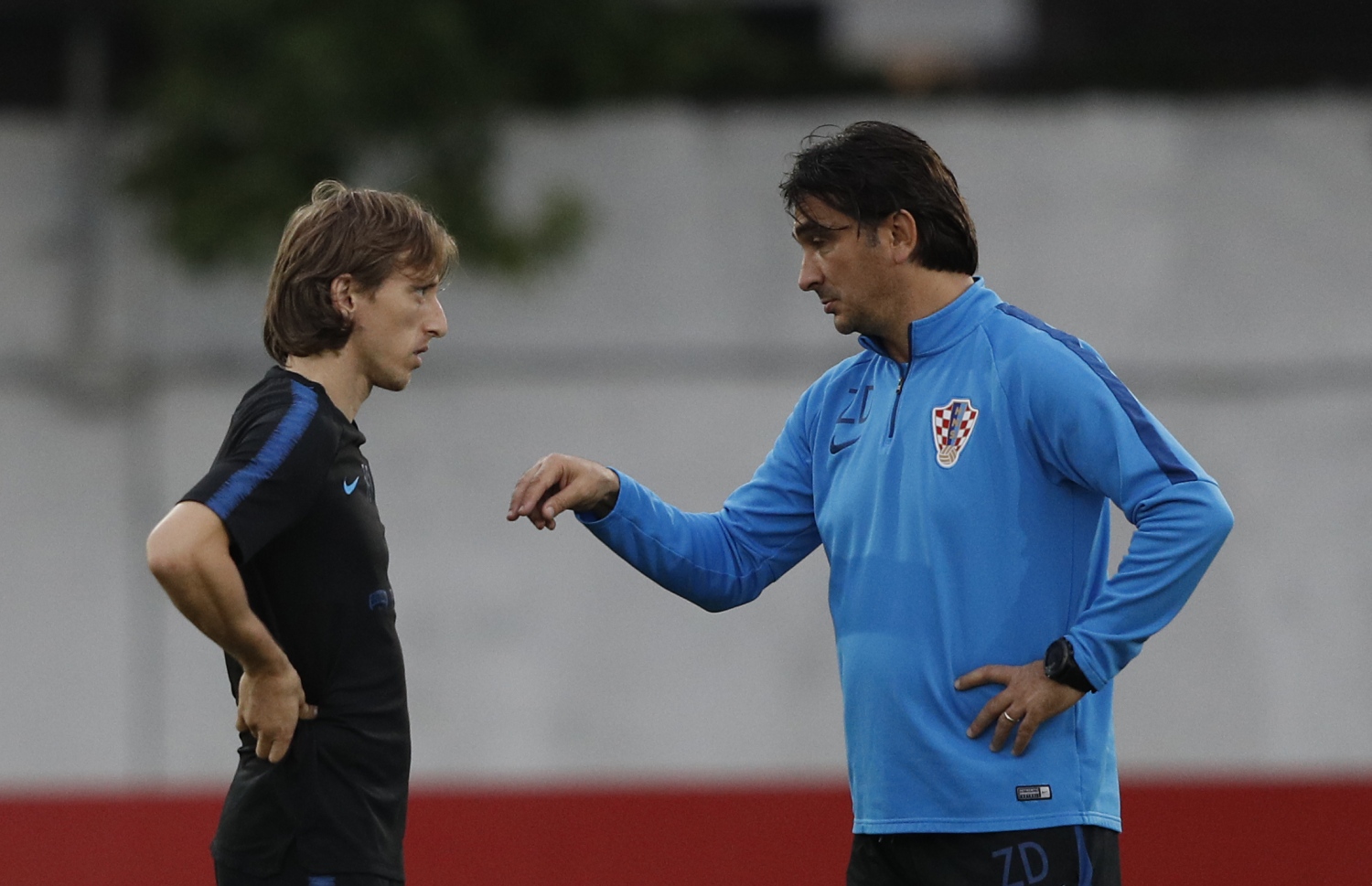 ކްރޮއޭޝިއާގެ ފަރިތަކުރުންތަކުގެ ތެރެއިން އެ ޓީމުގެ ކޯޗު ޑާލިޗް (ކ) އާއި މޮޑްރިޗް. -- ފޮޓޯ: އޭއެފްޕީ