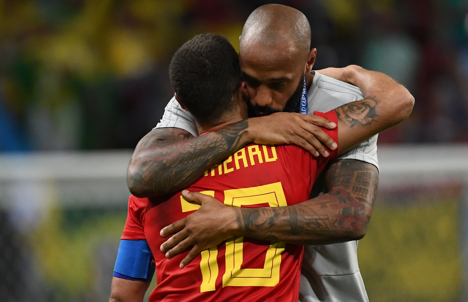 ބްރެޒިލް އަތުން މޮޅުވި މެޗަށްފަހު ބެލްޖިއަމްގެ އެސިސްޓަންޓް ކޯޗު އޮންރީ އާއި ކެޕްޓަން ހަޒާޑް ބައްދާލައިގެން. -- ފޮޓޯ: އޭއެފްޕީ