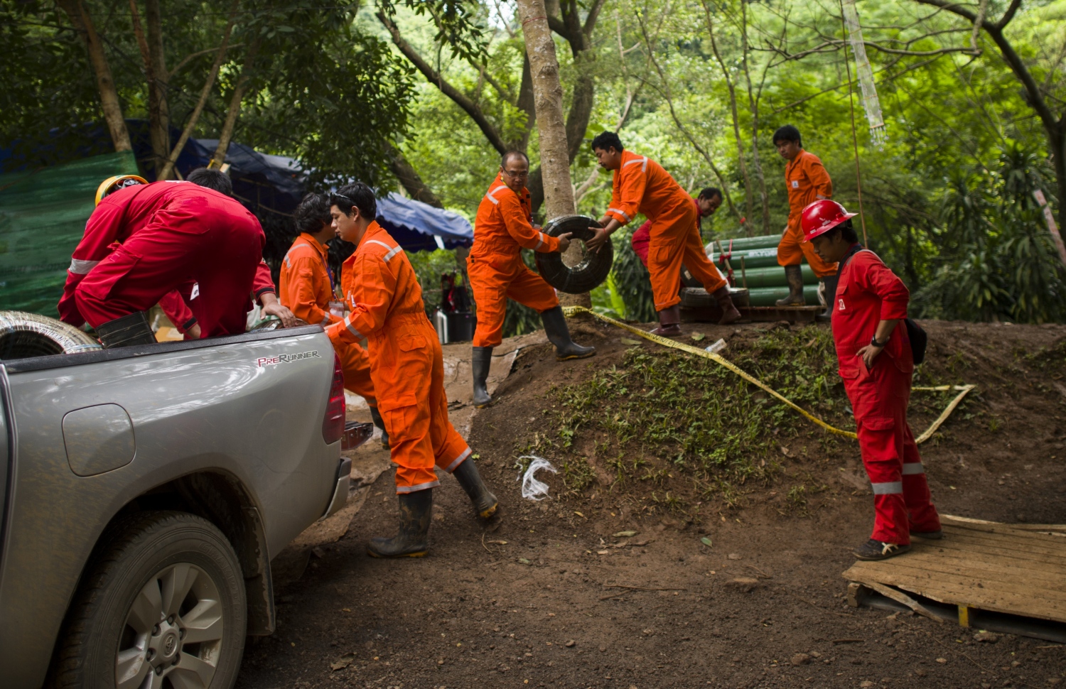 ޖުލައި 7، 2018: ތައިލެންޑުގެ ތަމް ލުއާން ހޮހަޅައިގެ ކައިރީގައި ރެސްކިއު ޓީމުތަކުން އޮޕަރޭޝަނަށް ތައްޔާރު ވަނީ. --ފޮޓޯ:އޭއެފްޕީ