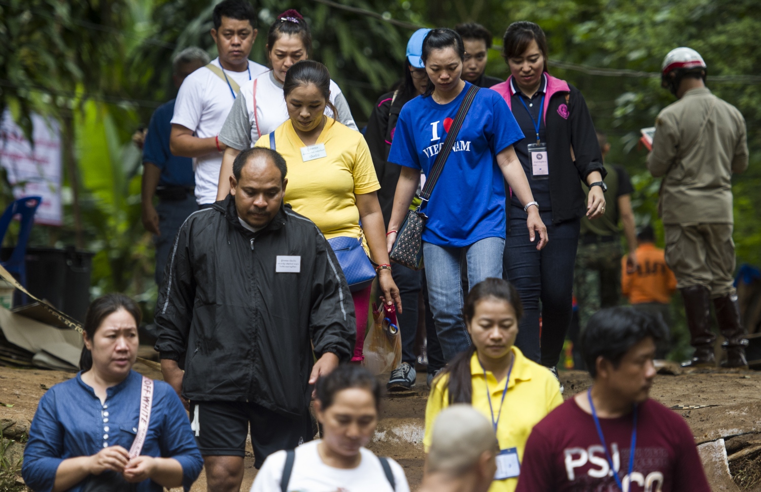 ޖުލައި 7، 2018: ހޮހަޅައިގައި ތާށިވި ކުދިންގެ އާއިލާތަކުން، ތައިލެންޑުގެ ތަމް ލުއާން ހޮހަޅައިގެ ބޭރުގައި އިންތިޒާރުގައި. --ފޮޓޯ:އޭއެފްޕީ