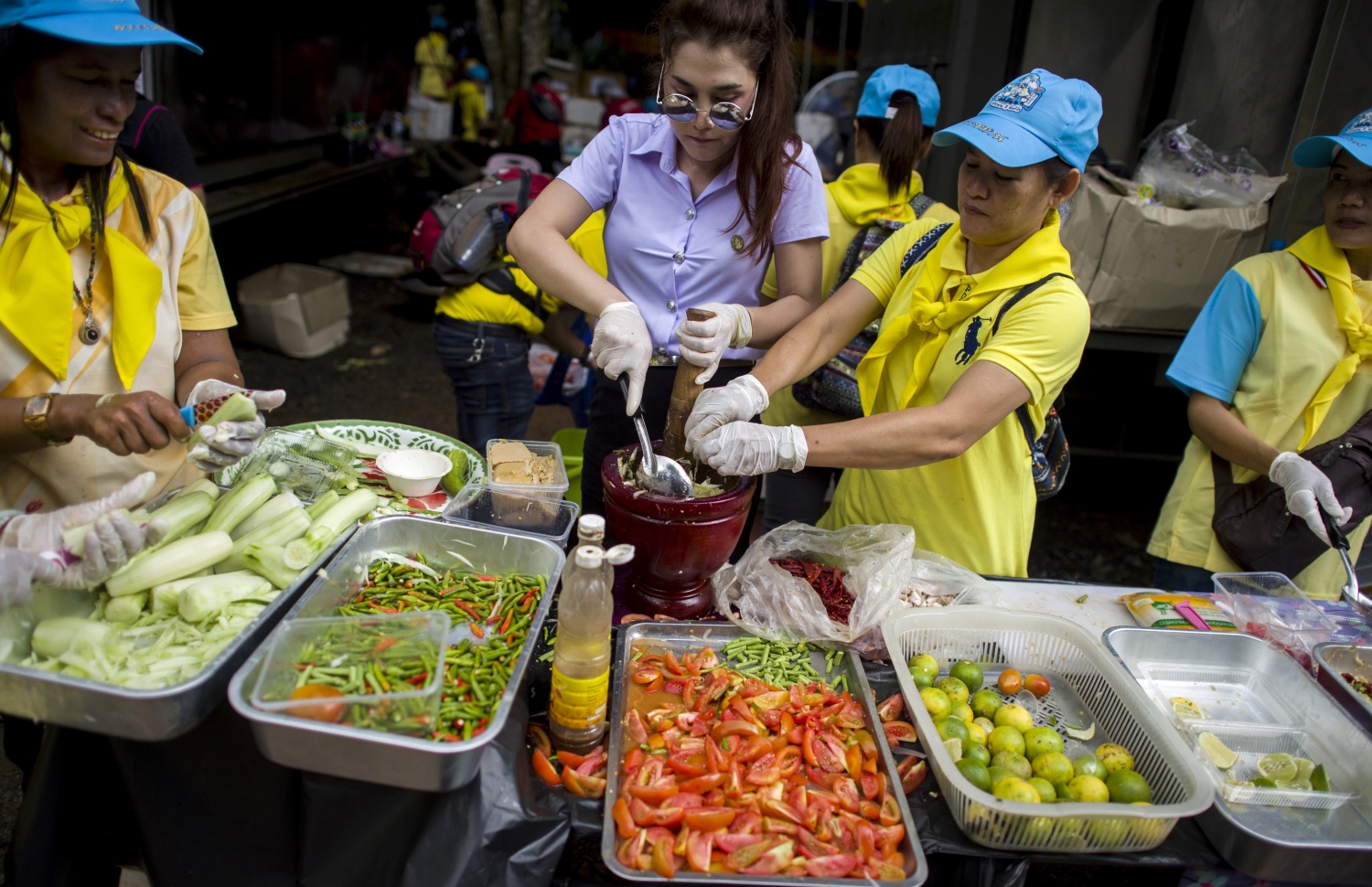 ރެސްކިއު ޓީމުތަކަށް ހޮހަޅައިގެ ބޭރުގައި ވޮލަންޓިއަރުން ކާނާ ތައްޔާރުކޮށްދެނީ. --ފޮޓޯ:އޭއެފްޕީ