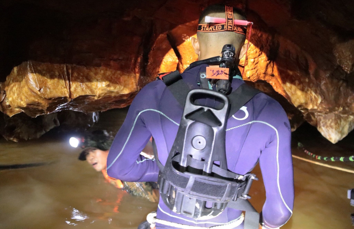 ތަމް ލުއާން ހޮހަޅައިގެ ތެރޭގައި ތައި ނޭވީ ސީލްގެ ޑައިވަރަކު ހަރަކާތްތެރި ވަނީ. --ފޮޓޯ:އޭއެފްޕީ