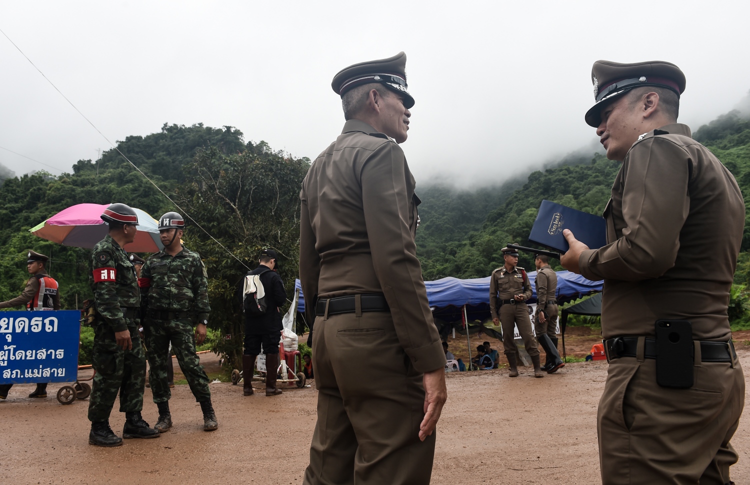 ޖުލައި 8، 2018: ތައިލެންޑުގެ ތަމް ލުއާން ހޮހަޅަ ހިމެނޭ ސަރަހައްދު ފުލުހުންނާއި ސިފައިން ގާޑުކޮށްގެން. --ފޮޓޯ:އޭއެފްޕީ