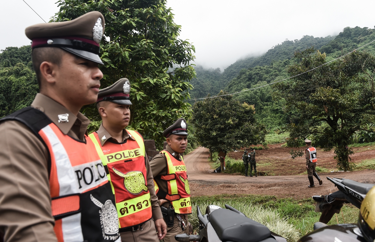 ޖުލައި 8، 2018: ތައިލެންޑުގެ ތަމް ލުއާން ހޮހަޅަ ހިމެނޭ ސަރަހައްދު ތައި ފުލުހުން ގާޑުކޮށްގެން. --ފޮޓޯ:އޭއެފްޕީ