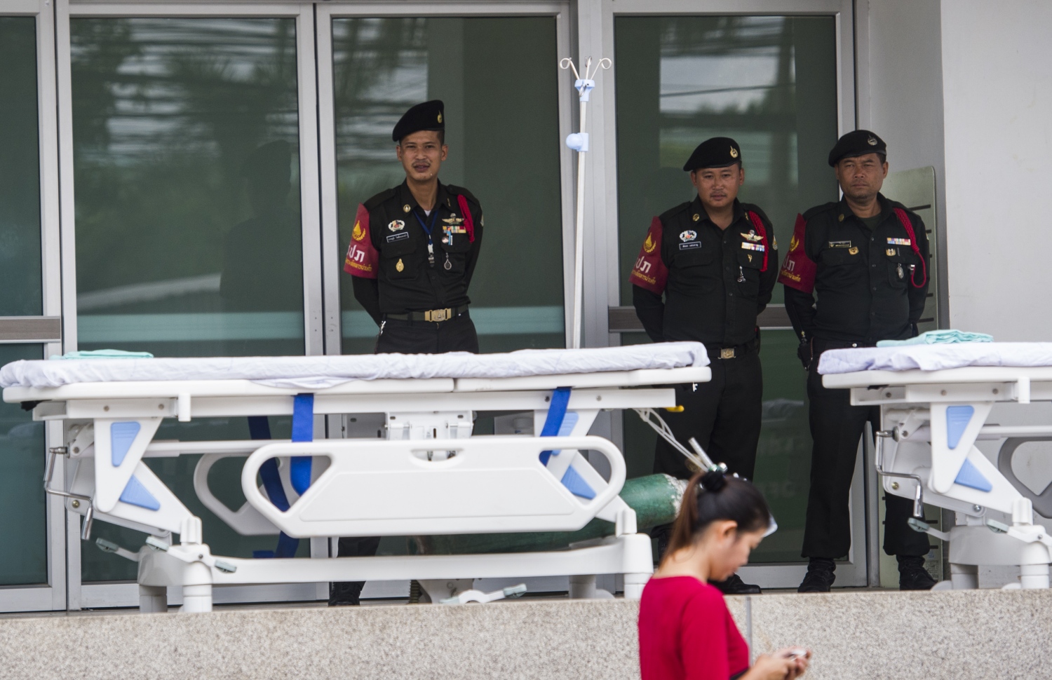 ޖުލައި 8، 2018: ތައިލެންޑުގެ ޗިއާން ރައި ޕްރޮވިންސްގެ ހޮސްޕިޓަލުގެ ބޭރުގައި ފުލުހުން ހަރަކާތްތެރި ވަނީ. --ފޮޓޯ:އޭއެފްޕީ