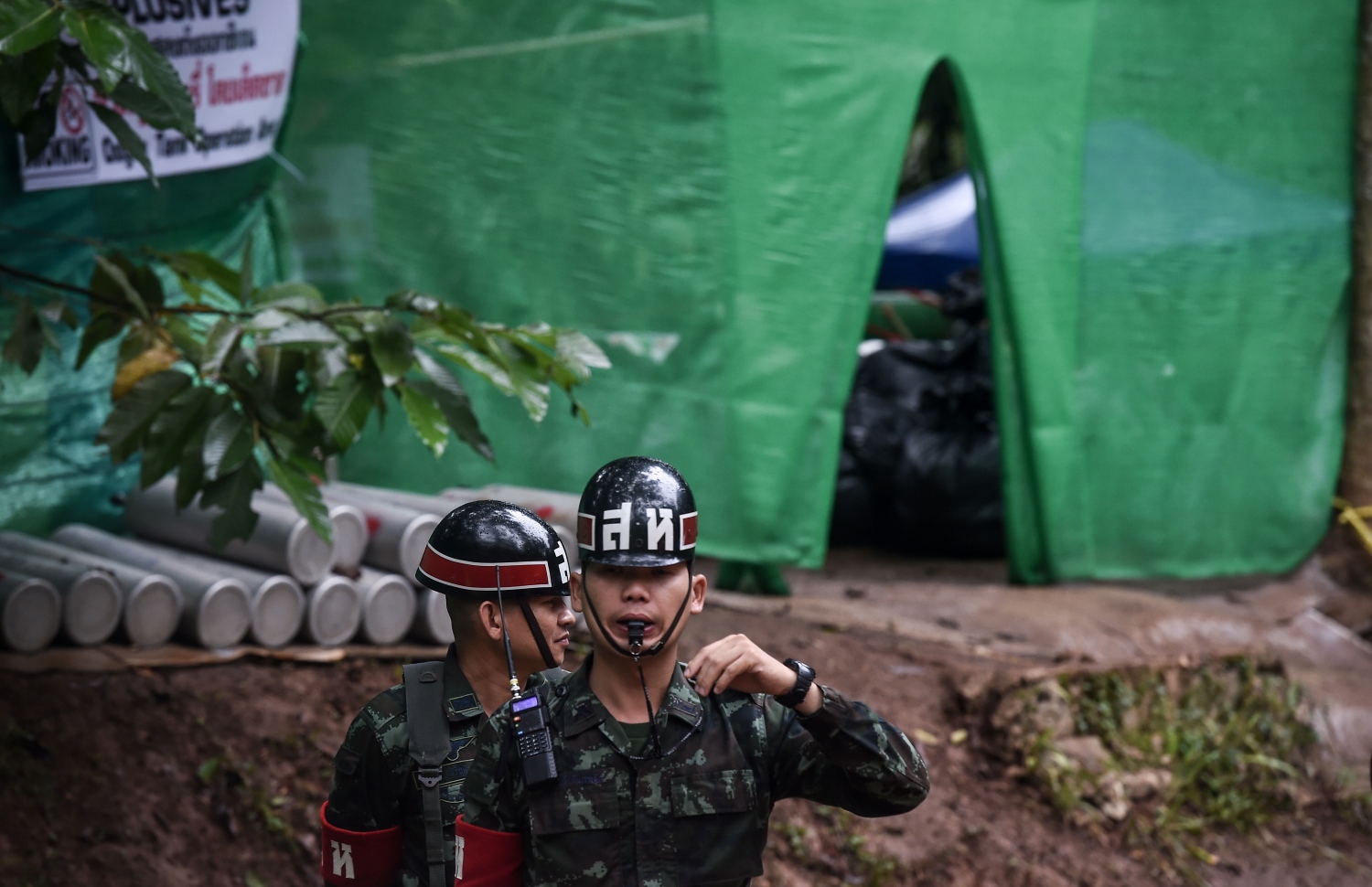 ޖުލައި 8، 2018: ތައިލެންޑުގެ ތަމް ލުއާން ހޮހަޅައިގެ ބޭރުގައި ތައި ސިފައިންގެ ޓީމުތަކުން ހަރަކާތްތެރި ވަނީ. --ފޮޓޯ:އޭއެފްޕީ