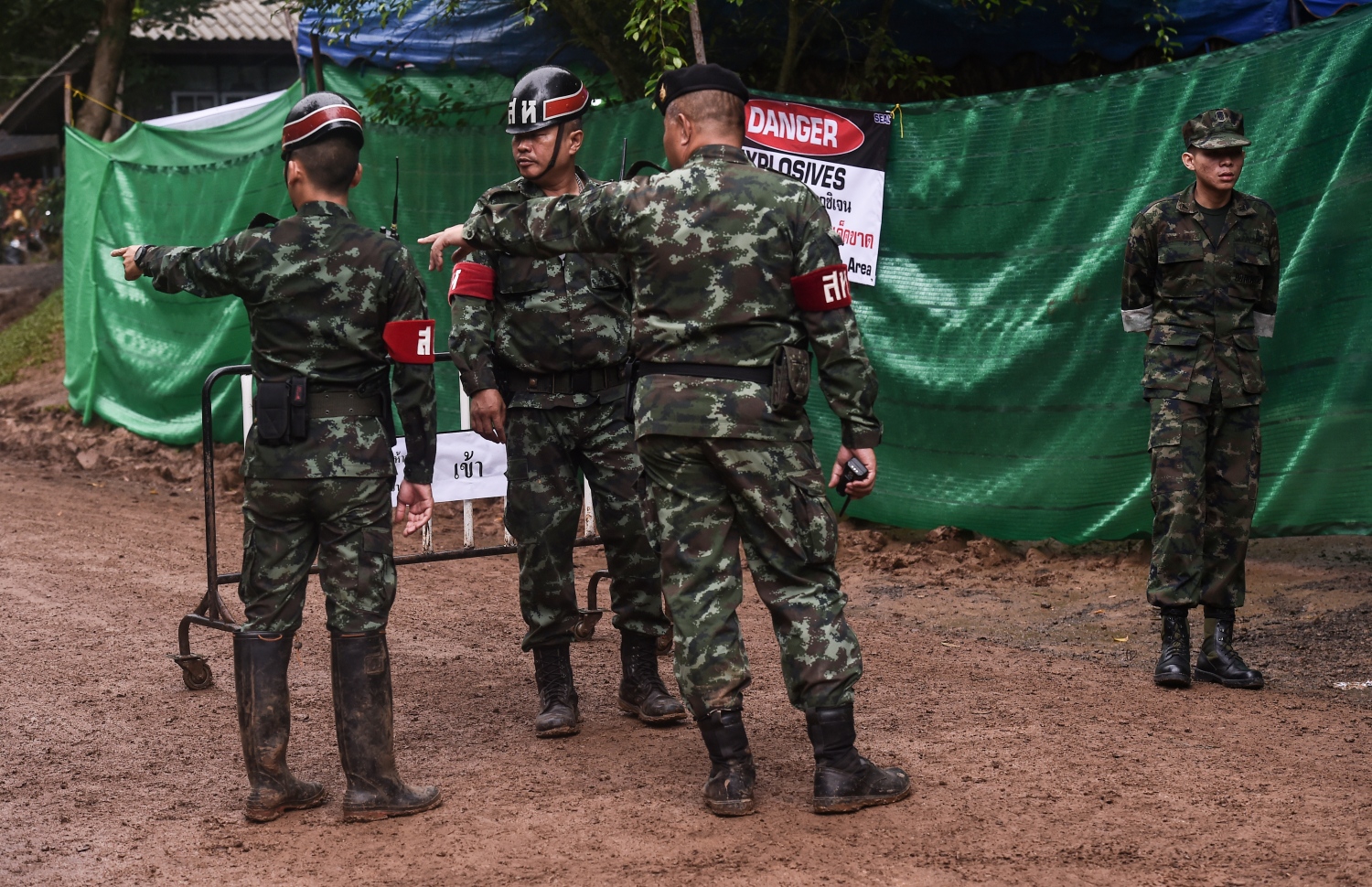 ޖުލައި 8، 2018: ތައިލެންޑުގެ ތަމް ލުއާން ހޮހަޅައިގެ ކައިރީގައި ސިފައިންގެ ޓީމުތަކުން ހަރަކާތްތެރި ވަނީ. --ފޮޓޯ:އޭއެފްޕީ