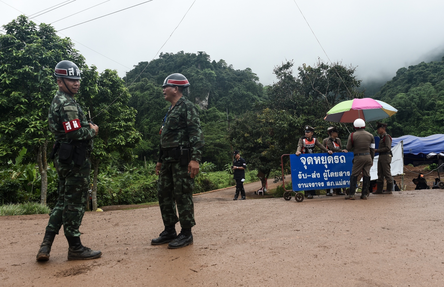 ޖުލައި 8، 2018: ތައިލެންޑުގެ ތަމް ލުއާން ހޮހަޅައިގެ ކައިރީގައި ސިފައިން ހަރަކާތްތެރި ވަނީ. --ފޮޓޯ:އޭއެފްޕީ