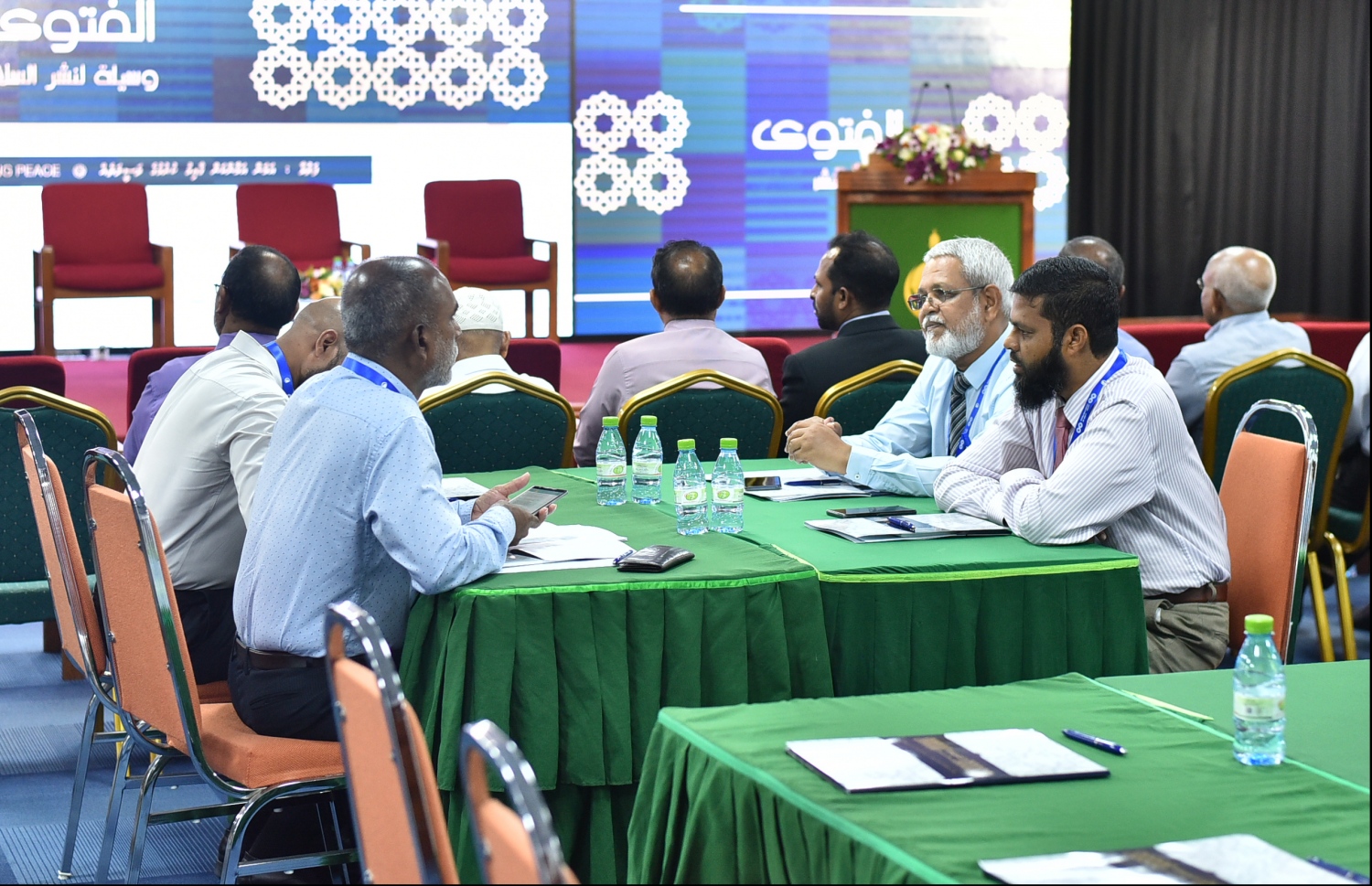 މާލެ: ޖުލައި 8، 2018- ރާއްޖޭގެ ފަތުވާ މަޖިލީހުގެ ފަރާތުން ބާއްވާ ފަތުވާ ފޯރަމް ފެށުމުގެ ރަސްމިއްޔާތުގައި، ބައެއް ދީނީ އިލްމުވެރިން ބައިވެރިވެވަޑައިގަންނަވަނީ.--- ފޮޓޯ: ހުސައިން ވަހީދު/މިހާރު