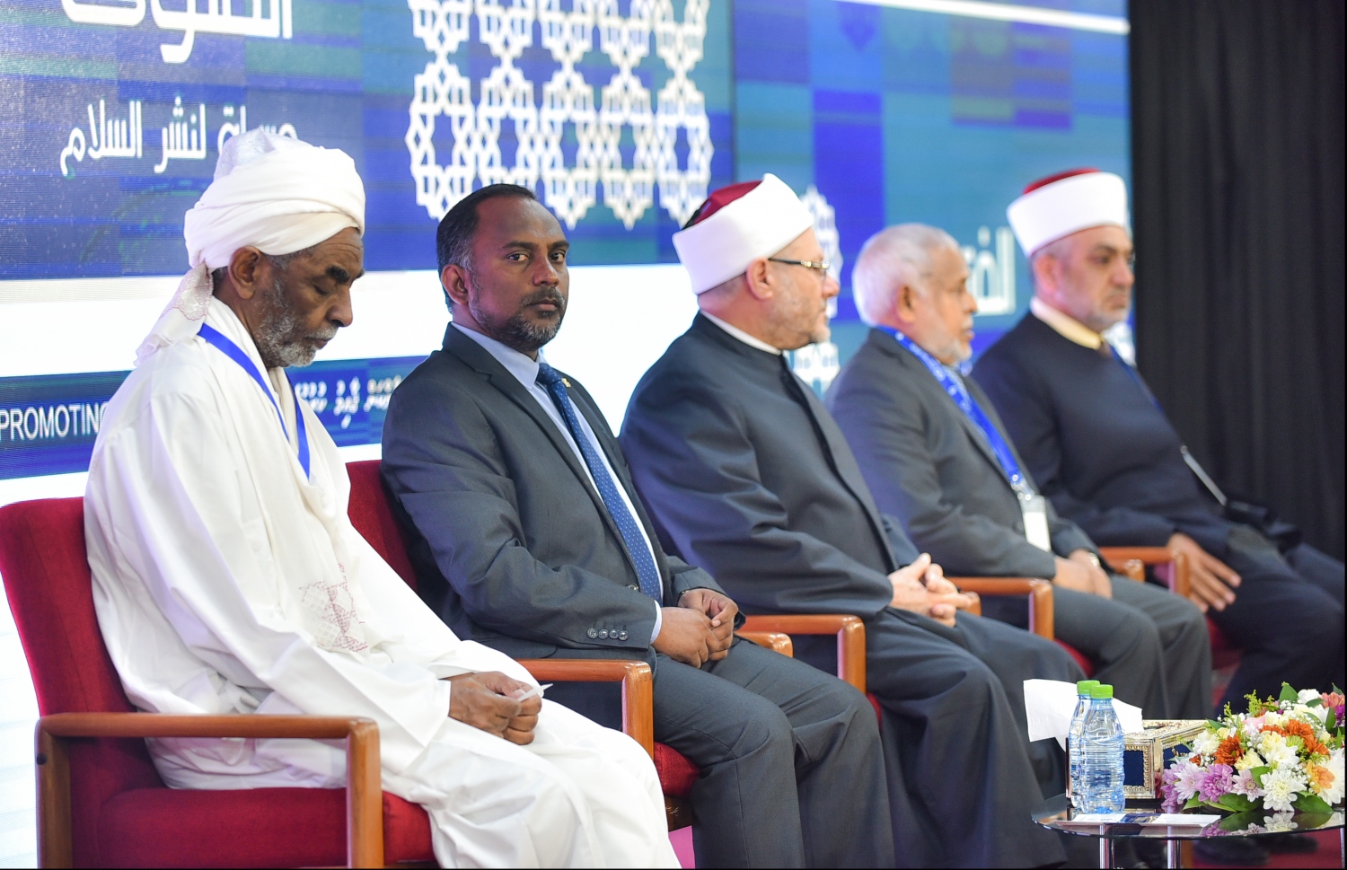 މާލެ: ޖުލައި 8، 2018- ރާއްޖޭގެ ފަތުވާ މަޖިލީހުގެ ފަރާތުން ބާއްވާ ފަތުވާ ފޯރަމް ފެށުމުގެ ރަސްމިއްޔާތުގައި، ރާއްޖޭގެ އިސްލާމިކް މިނިސްޓަރު ޑރ. ޒިޔާދާއި ފަތުވާ މަޖިލީހުގެ ރައީސް ޝޭހް ރަޝީދާއި ރާއްޖެ އިން ބޭރުގެ ބައެއް ދީނީ އިލްމުވެރިން ބައިވެރިވެވަޑައިގަންނަވަނީ.--- ފޮޓޯ: ހުސައިން ވަހީދު/މިހާރު