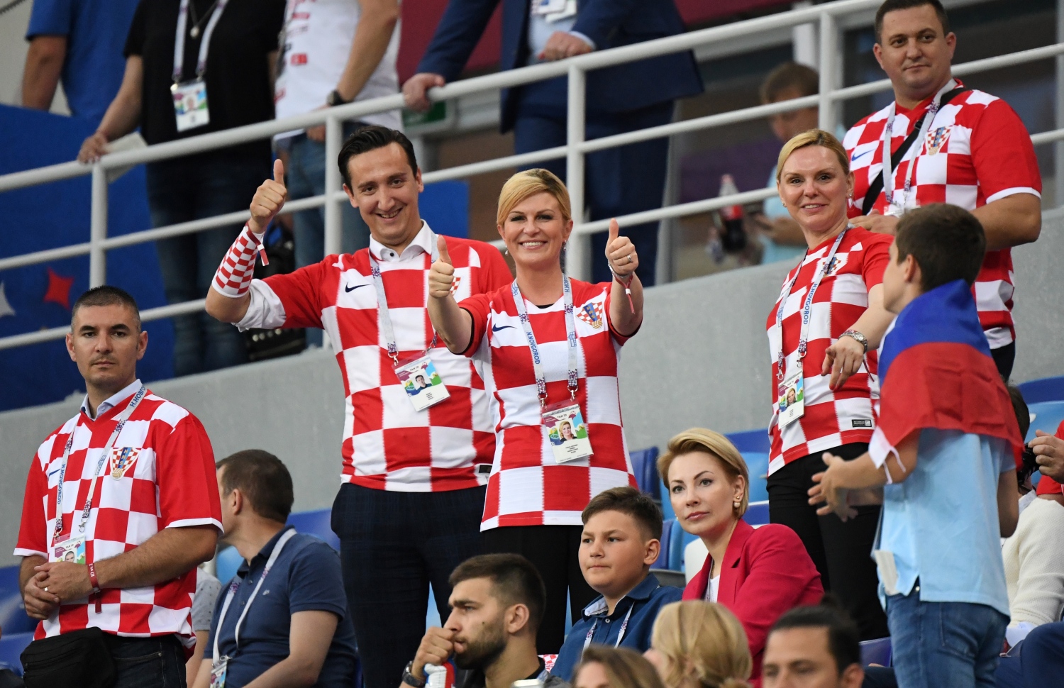 ކްރޮއޭޝިއާގެ ރައީސާ ކިޓަރޮވިޗް ސަޕޯޓަރުންނާ އެކު މެޗު ބައްލަވަނީ. --ފޮޓޯ:އޭއެފްޕީ