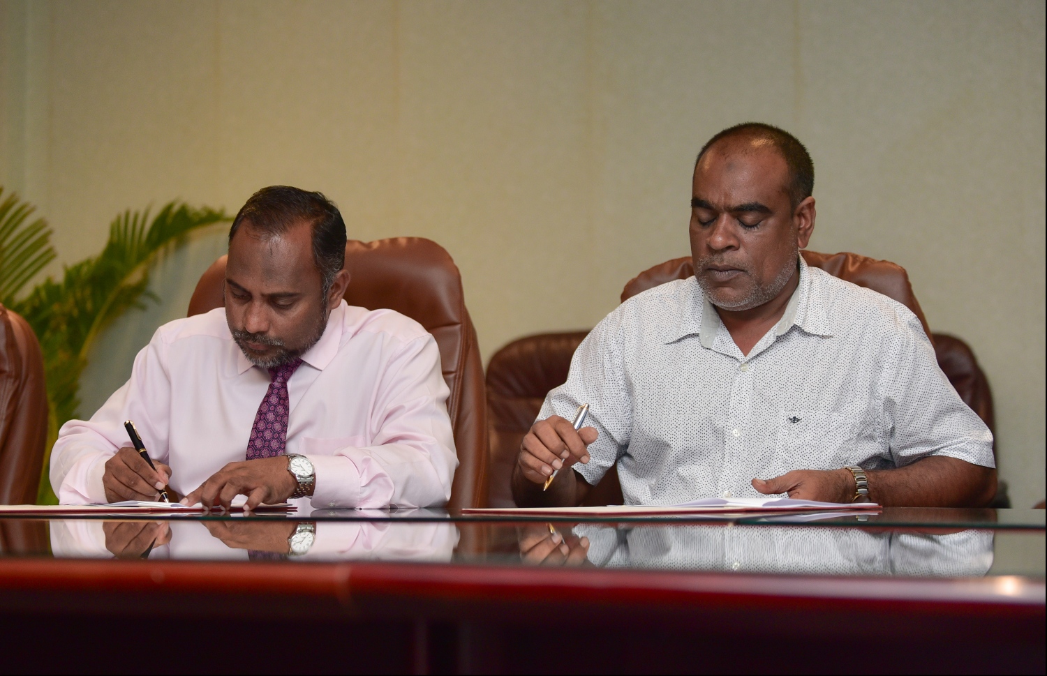 ޒިކްރާ މިސްކިތް ހެދުމުގެ އެއްބަސްވުމުގައި އެސްޖޭ ކޮންސްޓްރަކްޝަންގެ މެނޭޖިން ޑިރެކްޓަރު ޝާހިދު (ކ) އަދި އޭރުގެ އިސްލާމިކް މިނިސްޓަރު ޒިޔާދު ސޮއިކުރައްވަނީ.-- ފޮޓޯ: ހުސެއިން ވަހީދު/ މިހާރު