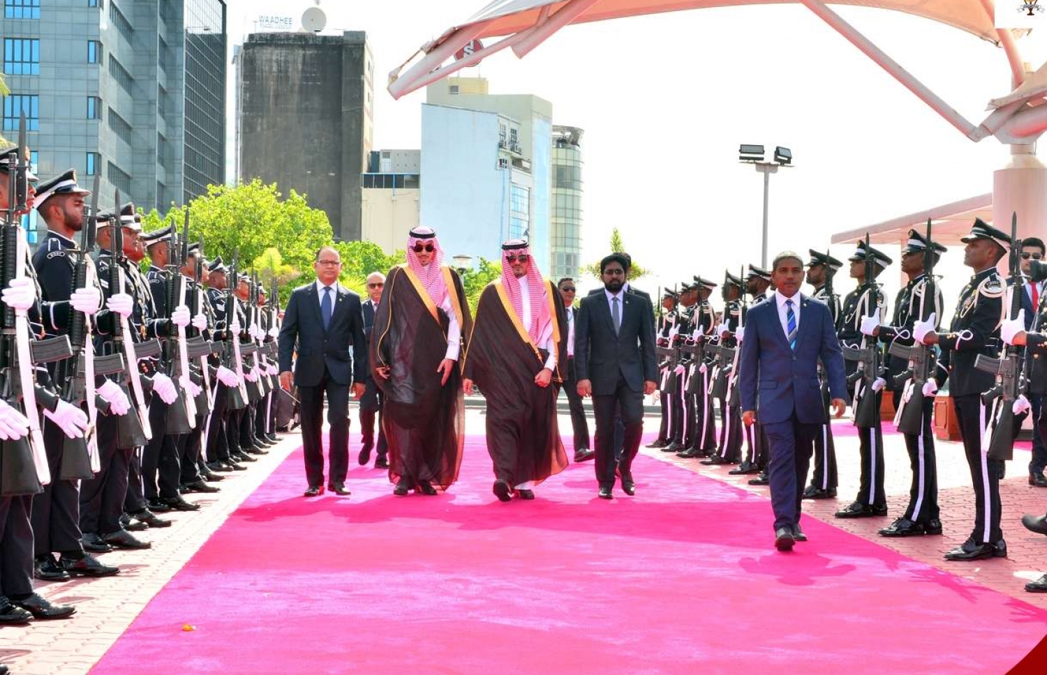 ސައޫދީގެ އިންޓީރިއާ މިނިސްޓަރު މިއަދު މާލެ ވަޑައިގަތުމުން، އޭނާ އަށް ރަސްމީކޮށް މަރުހަބާ ދަންނަވަނީ.---ފޮޓޯ: ރައީސް އޮފީސް