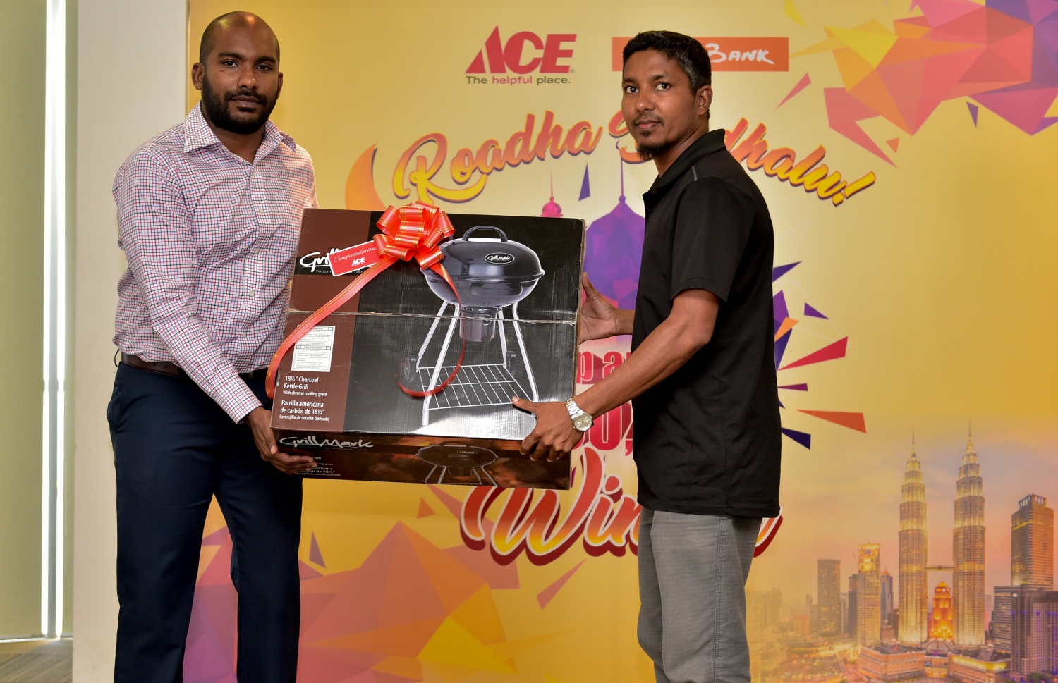 މޭކްއޯވާ ވިތް އޭސް ފޮޓޯ މުބާރާތުގައި ބައިވެރިވެ އެންމެ ގިނަ ލައިކްސް ހޯދި ސަމިއްޔާއަށް، ކޯ- ލޯޑް މޯލްޑިވްސްގެ ޖެނެރަލް މެނޭޖަރު ޓްރޭޑް ހާނީ ބާބަކިއު ޑްރިލެއް ހަދިޔާކުރައްވަނީ.-- ފޮޓޯ: އަހުމަދު ނިޝާތު/ މިހާރު