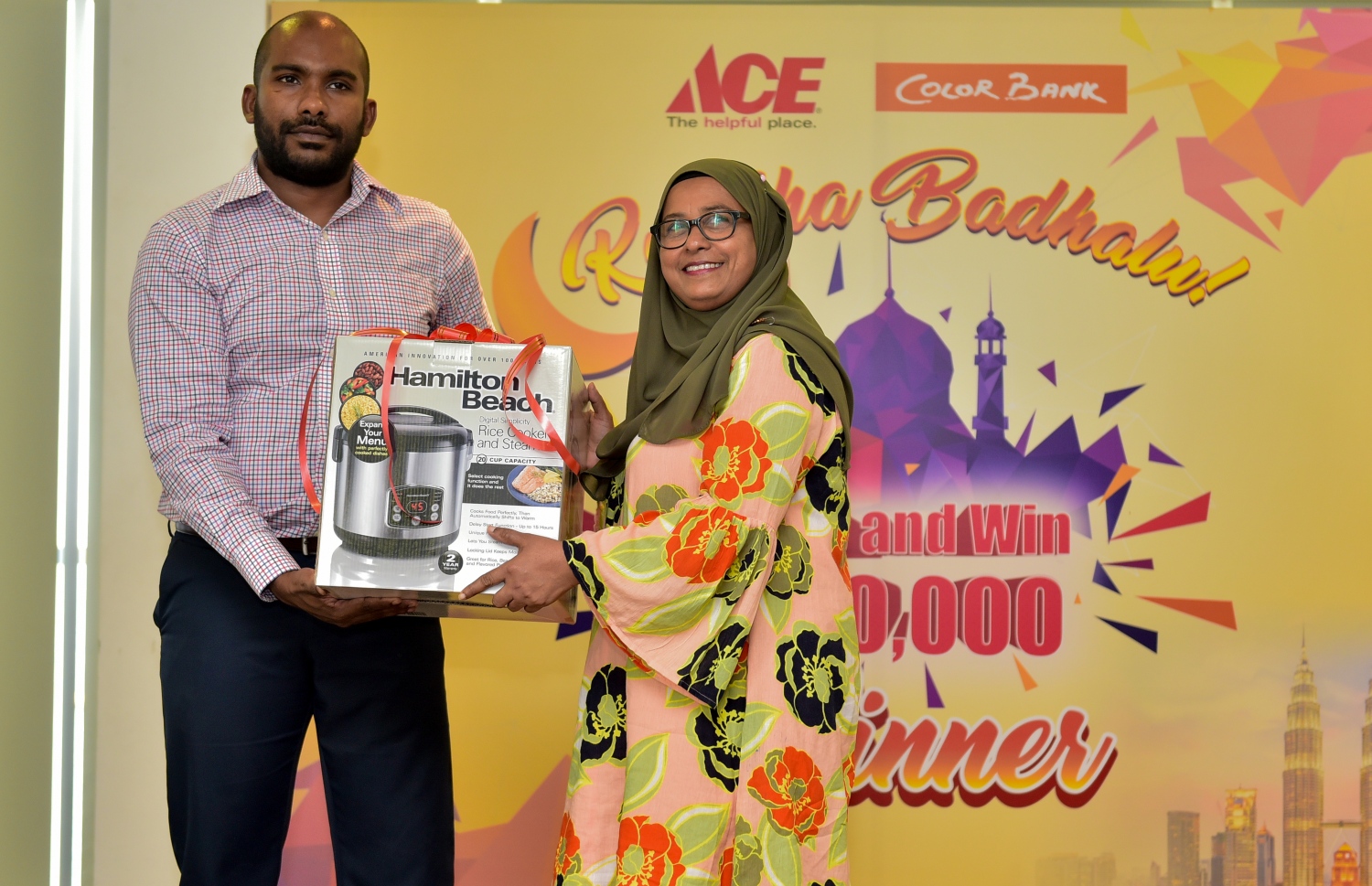 އޭސް ހާޑްވެއާ ފިހާރައިން ގަނެފައިވާ ތަކެތި ބޭނުންކޮށްގެން ކައްކައި، ފޮޓޯ އަޕްލޯޑްކޮށްގެން އެންމެ ގިނަ ލައިކްސް ހޯދި ހުލައިލާއަށް،  ކޯ- ލޯޑް މޯލްޑިވްސްގެ ޖެނެރަލް މެނޭޖަރު ޓްރޭޑް ހާނީ ރައިސް ކުކަރެއް ހަދިޔާކުރައްވަނީ.-- ފޮޓޯ: އަހުމަދު ނިޝާތު/ މިހާރު