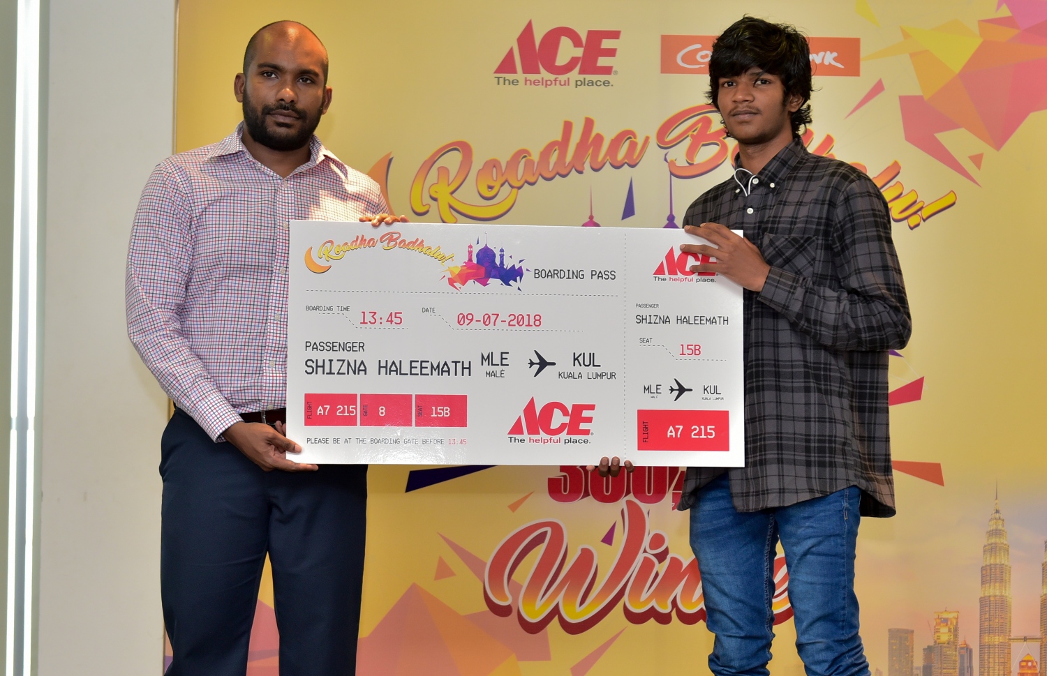 ފޭސްބުކްގައި އޭސް ހާޑްވެއާ އިން ހިންގި "ލައިކް އެންޑް ކޮމެންޓް" މުބާރާތުގެ ގުރުއަތުން ހޮވުނު ޝިޒްނީގެ ބަދަލުގައި އޭނާގެ ކޮއްކޮ (ކ)، އިނާމާއި ހަވާލުވަނީ.-- ފޮޓޯ: އަހުމަދު ނިޝާތު/ މިހާރު