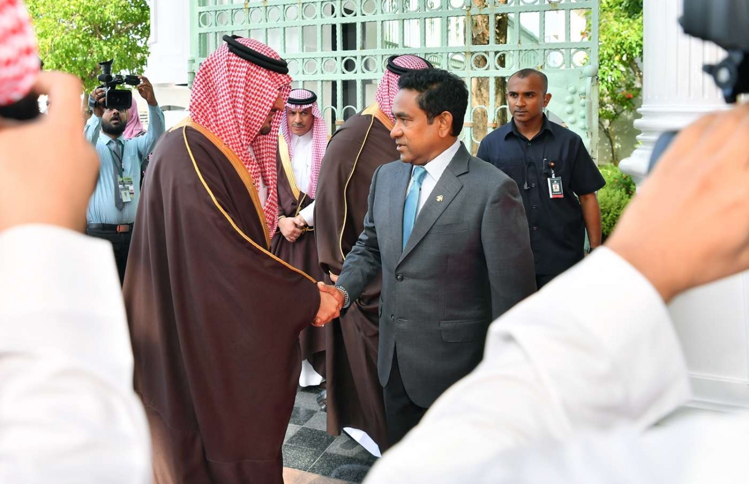 މާލެ: ޖުލައި 9، 2018- ސައޫދީ އަރަބިއްޔާގެ އިންޓީރިއާ މިނިސްޓަރު އަބްދުލްއަޒީޒް ބިން ސައުދު ބިން ނާއިފް، ރާއްޖެ އަށް ކުރެއްވި ދަތުރުގައި، ރައީސް އޮފީހަށް ވަޑައިގަތުމުން ރައީސް ޔާމީން އޭނާ އަށް މަރުހަބާ ދަންނަވަނީ.---ފޮޓޯ: ރައީސް އޮފީސް