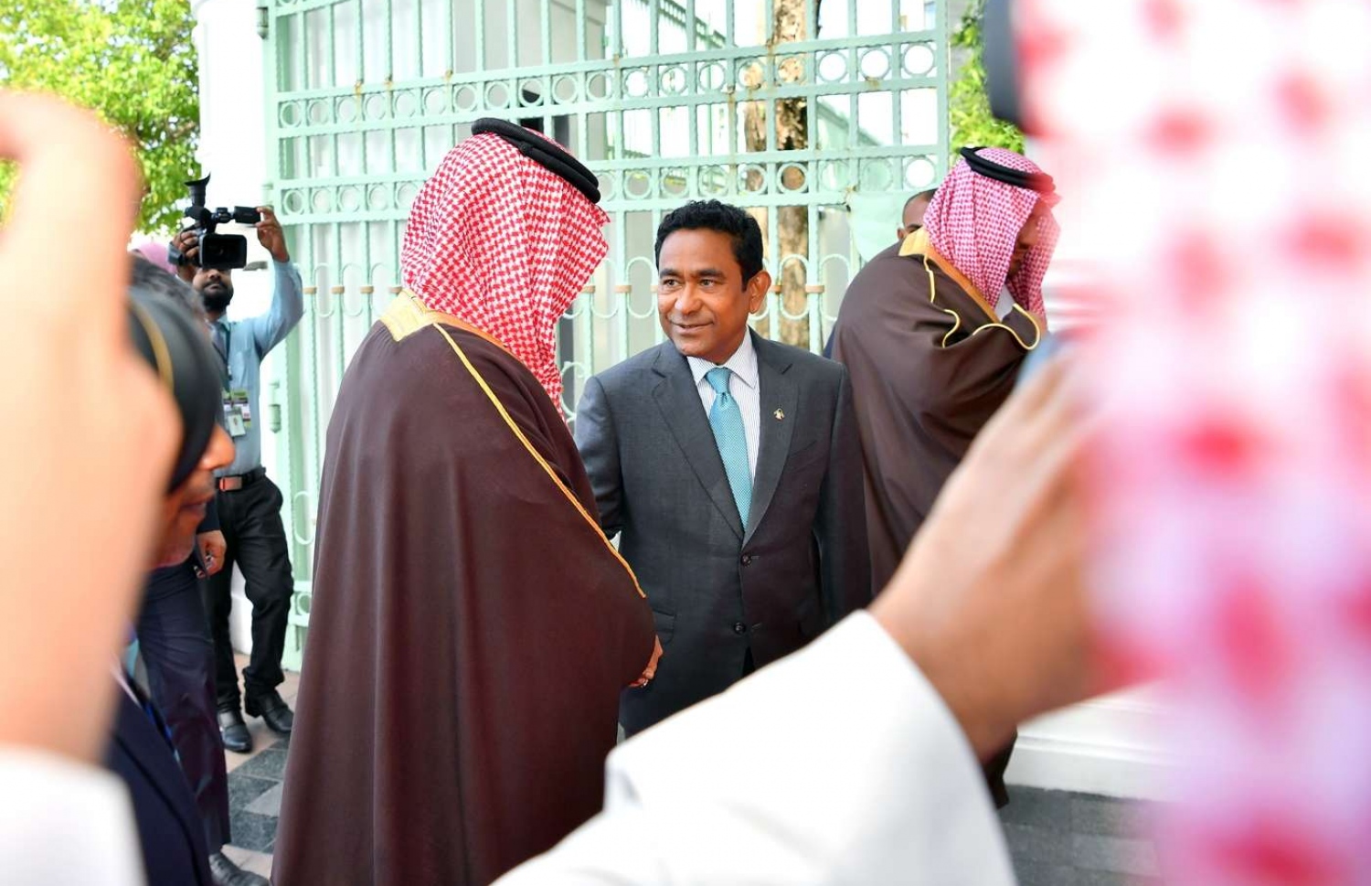 މާލެ: ޖުލައި 9، 2018- ސައޫދީ އަރަބިއްޔާގެ އިންޓީރިއާ މިނިސްޓަރު އަބްދުލްއަޒީޒް ބިން ސައުދު ބިން ނާއިފް، ރާއްޖެ އަށް ކުރެއްވި ދަތުރުގައި، ރައީސް އޮފީހަށް ވަޑައިގަތުމުން ރައީސް ޔާމީން އޭނާ އަށް މަރުހަބާ ދަންނަވަނީ.---ފޮޓޯ: ރައީސް އޮފީސް