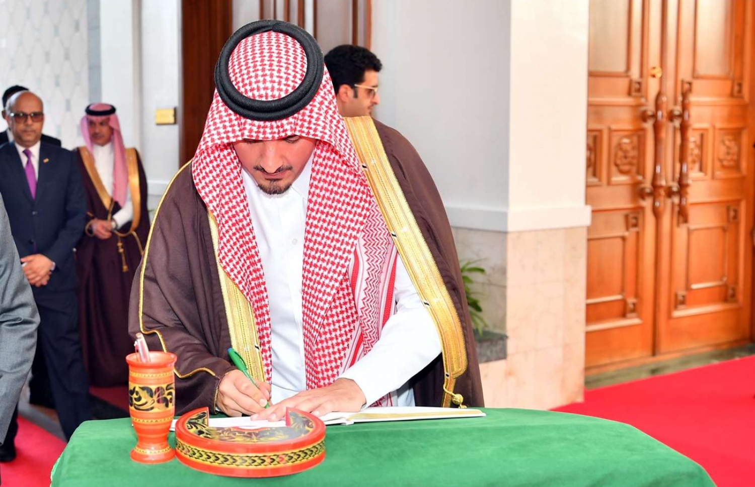 މާލެ: ޖުލައި 9، 2018- ސައޫދީ އަރަބިއްޔާގެ އިންޓީރިއާ މިނިސްޓަރު އަބްދުލްއަޒީޒް ބިން ސައުދު ބިން ނާއިފް، ރާއްޖެ އަށް ކުރެއްވި ދަތުރުގައި، ރައީސް އޮފީހަށް ވަޑައިގެން މެހުމާނުން ސޮއިކުރައްވާ ފޮތުގައި ލިޔުއްވަނީ.---ފޮޓޯ: ރައީސް އޮފީސް