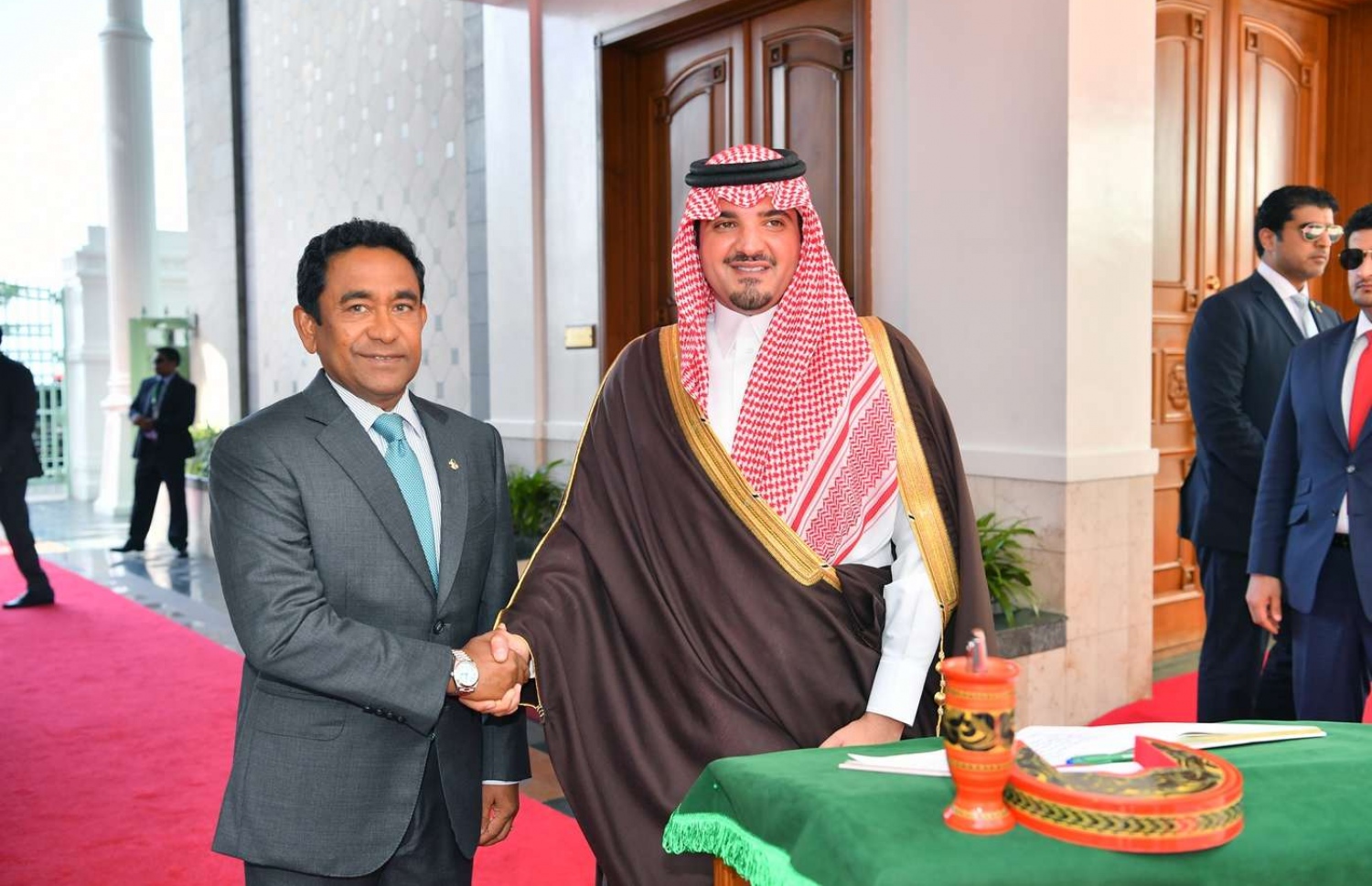 މާލެ: ޖުލައި 9، 2018- ސައޫދީ އަރަބިއްޔާގެ އިންޓީރިއާ މިނިސްޓަރު އަބްދުލްއަޒީޒް ބިން ސައުދު ބިން ނާއިފް، ރާއްޖެ އަށް ކުރެއްވި ދަތުރުގައި، ރައީސް އޮފީހަށް ވަޑައިގަތުމުން ރައީސް ޔާމީން އޭނާ އަށް މަރުހަބާ ދަންނަވަނީ.---ފޮޓޯ: ރައީސް އޮފީސް