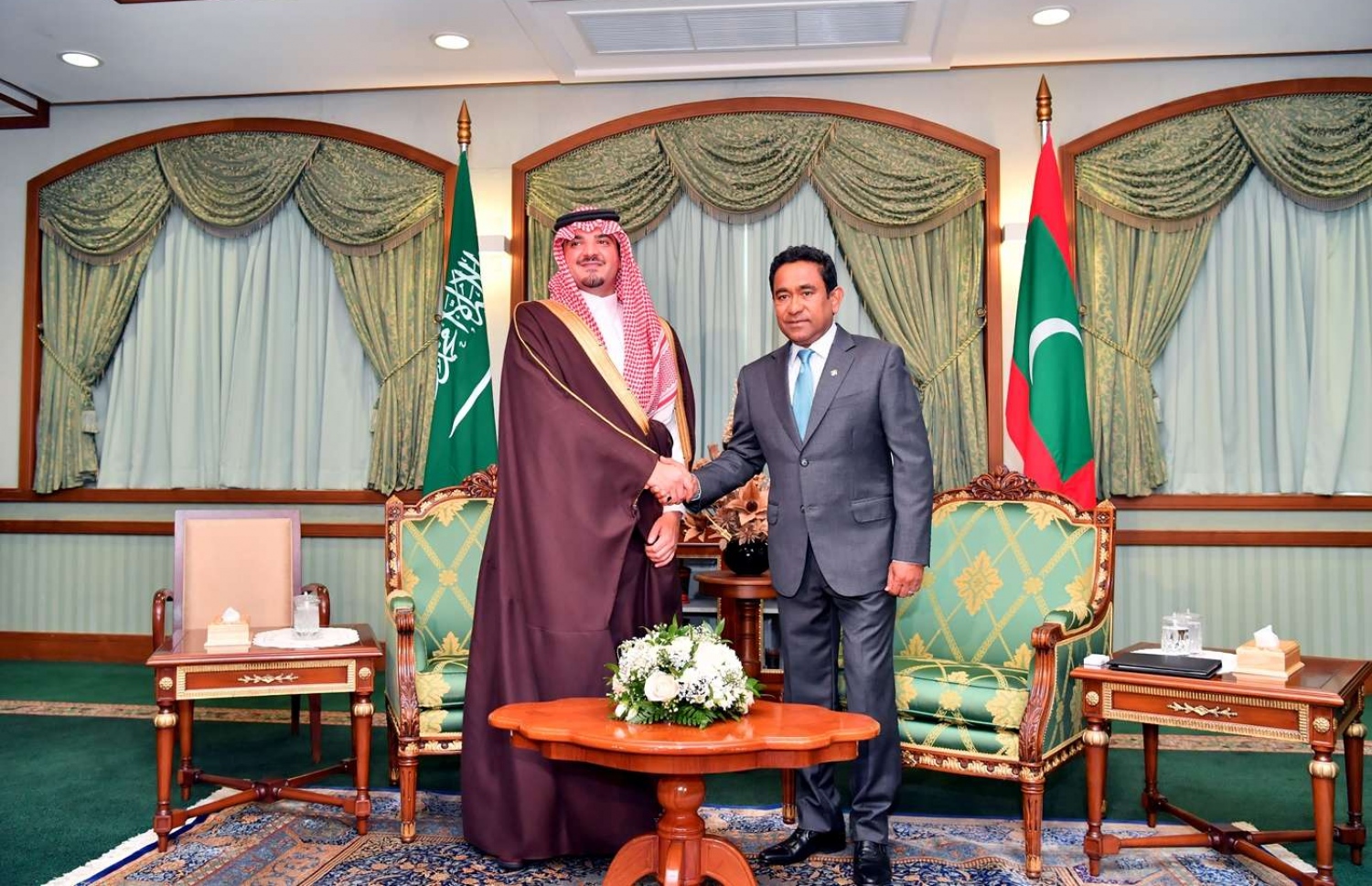 މާލެ: ޖުލައި 9، 2018- ސައޫދީ އަރަބިއްޔާގެ އިންޓީރިއާ މިނިސްޓަރު އަބްދުލްއަޒީޒް ބިން ސައުދު ބިން ނާއިފް، ރާއްޖެ އަށް ކުރެއްވި ދަތުރާ ގުޅިގެން، ރައީސް ޔާމީން އޭނާއާ ބައްދަލުކުރައްވަނީ.---ފޮޓޯ: ރައީސް އޮފީސް