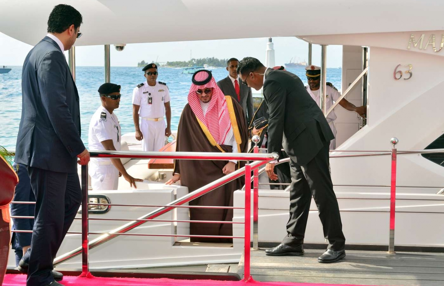 މާލެ: ޖުލައި 9، 2018- ސައޫދީ އަރަބިއްޔާގެ އިންޓީރިއާ މިނިސްޓަރު އަބްދުލްއަޒީޒް ބިން ސައުދު ބިން ނާއިފް، ރާއްޖެ އަށް ކުރެއްވި ދަތުރުގައި، މާލެ އަށް ފައިބައި ވަޑައިގަންނަވަނީ.---ފޮޓޯ: ރައީސް އޮފީސް