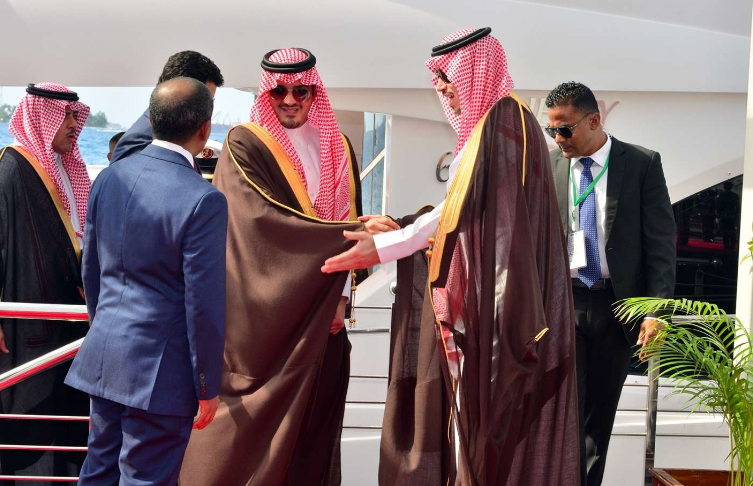 މާލެ: ޖުލައި 9، 2018- ސައޫދީ އަރަބިއްޔާގެ އިންޓީރިއާ މިނިސްޓަރު އަބްދުލްއަޒީޒް ބިން ސައުދު ބިން ނާއިފް، ރާއްޖެ އަށް ކުރެއްވި ދަތުރުގައި، މާލެ އަށް ވަޑައިގަތުމުން، ރާއްޖޭގައި ހުންނަވާ ސައޫދީގެ ސަފީރު މަރުހަބާއެއް ދަންނަވަނީ.---ފޮޓޯ: ރައީސް އޮފީސް