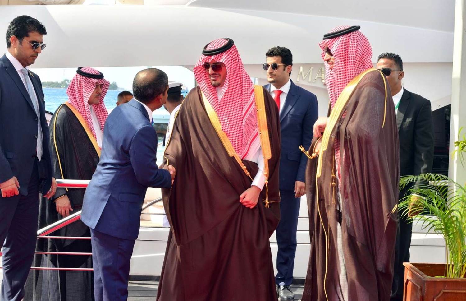 މާލެ: ޖުލައި 9، 2018- ސައޫދީ އަރަބިއްޔާގެ އިންޓީރިއާ މިނިސްޓަރު އަބްދުލްއަޒީޒް ބިން ސައުދު ބިން ނާއިފް، ރާއްޖެ އަށް ކުރެއްވި ދަތުރުގައި، މާލެ އަށް ވަޑައިގަތުމުން އޭނާ އަށް މަރުހަބާ ދަންނަވަނީ.---ފޮޓޯ: ރައީސް އޮފީސް